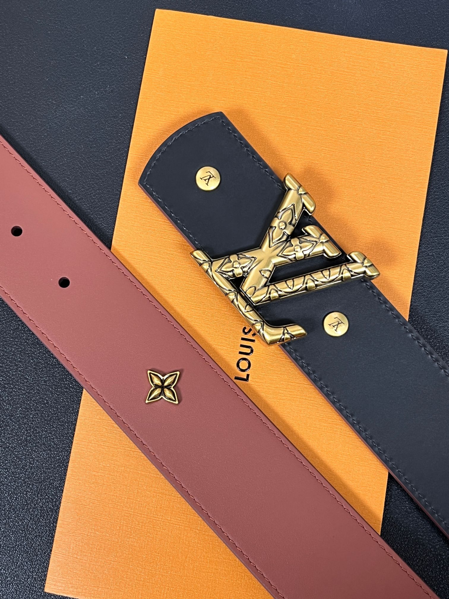 当季新款本款 LV Dimension Drift Flower Studs 40 毫米双面腰带格外吸睛