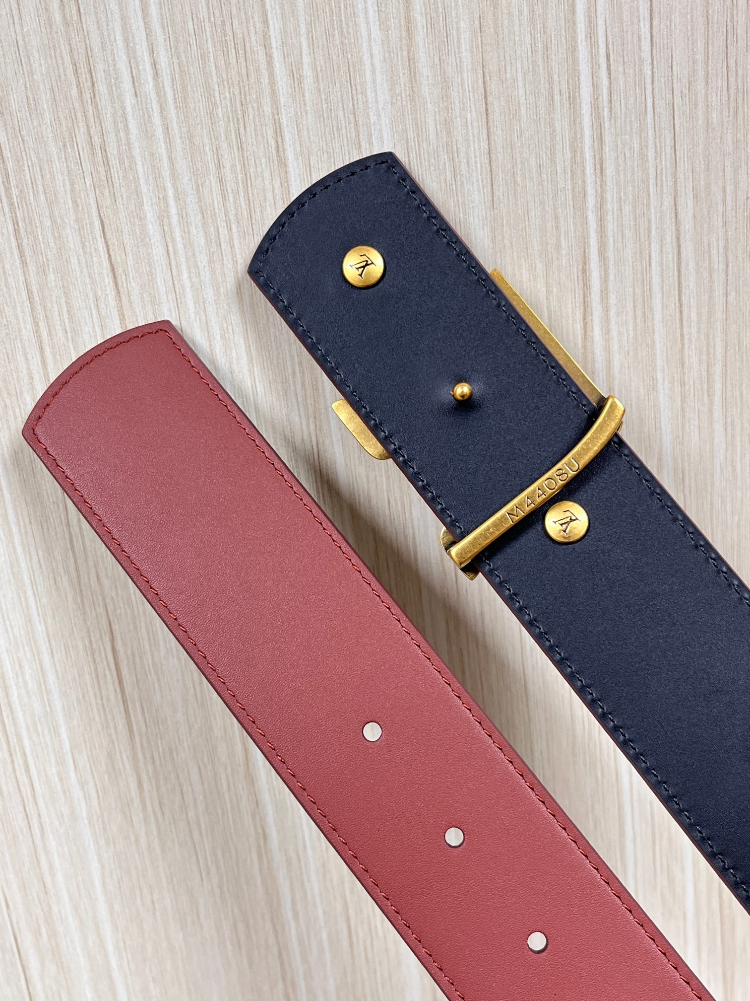 当季新款本款 LV Dimension Drift Flower Studs 40 毫米双面腰带格外吸睛