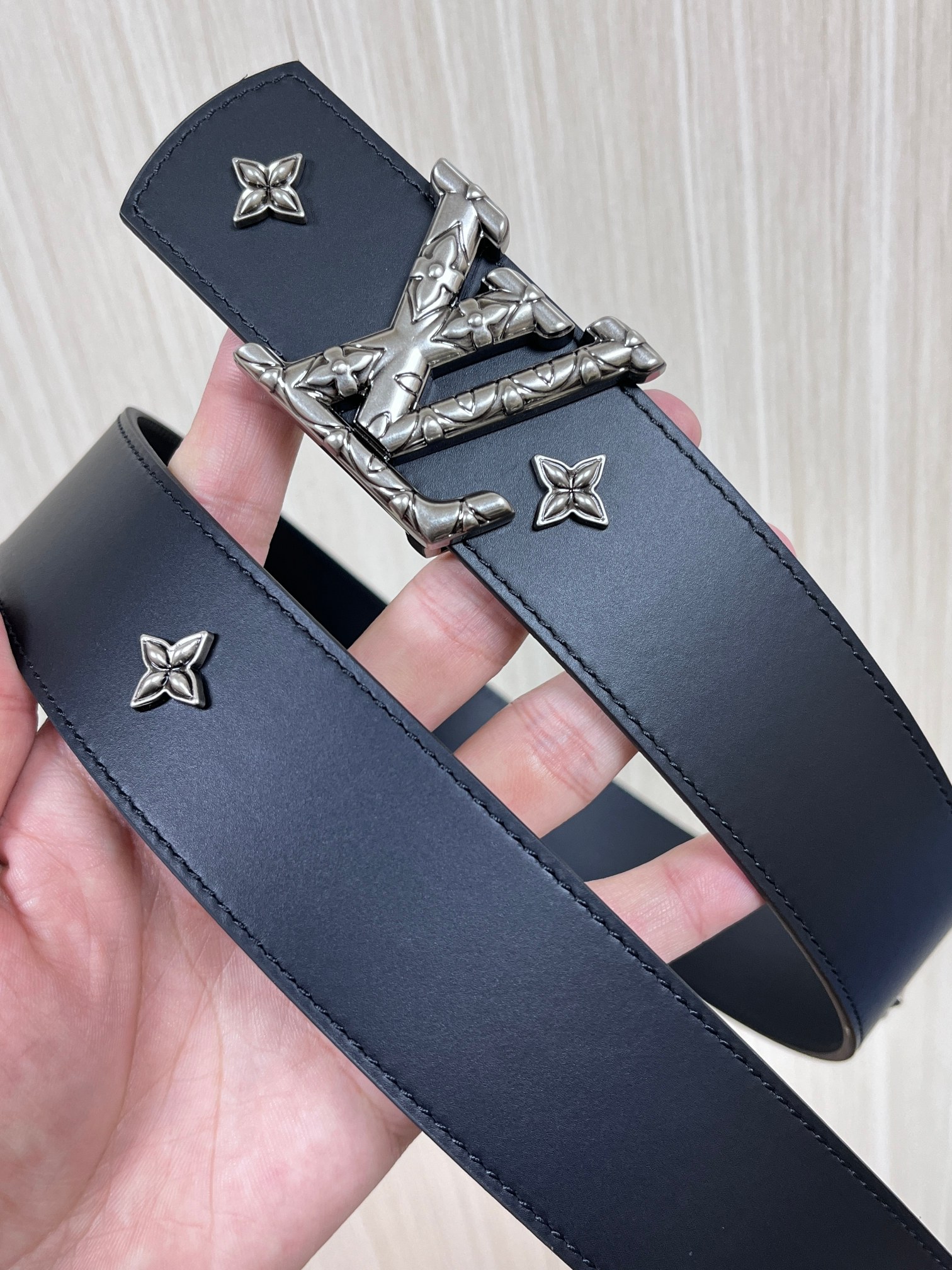 当季新款本款 LV Dimension Drift Flower Studs 40 毫米双面腰带格外吸睛