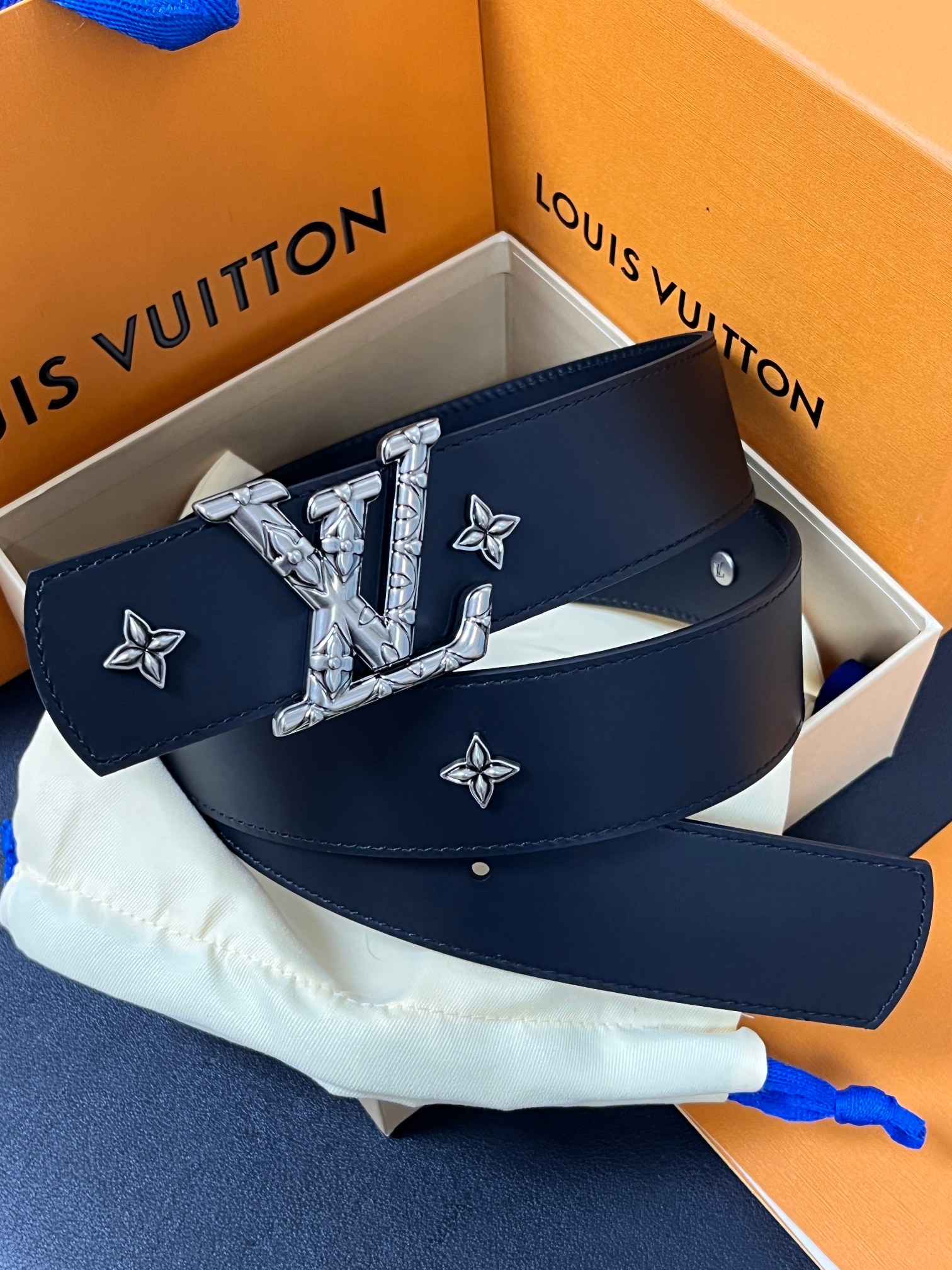 当季新款本款 LV Dimension Drift Flower Studs 40 毫米双面腰带格外吸睛