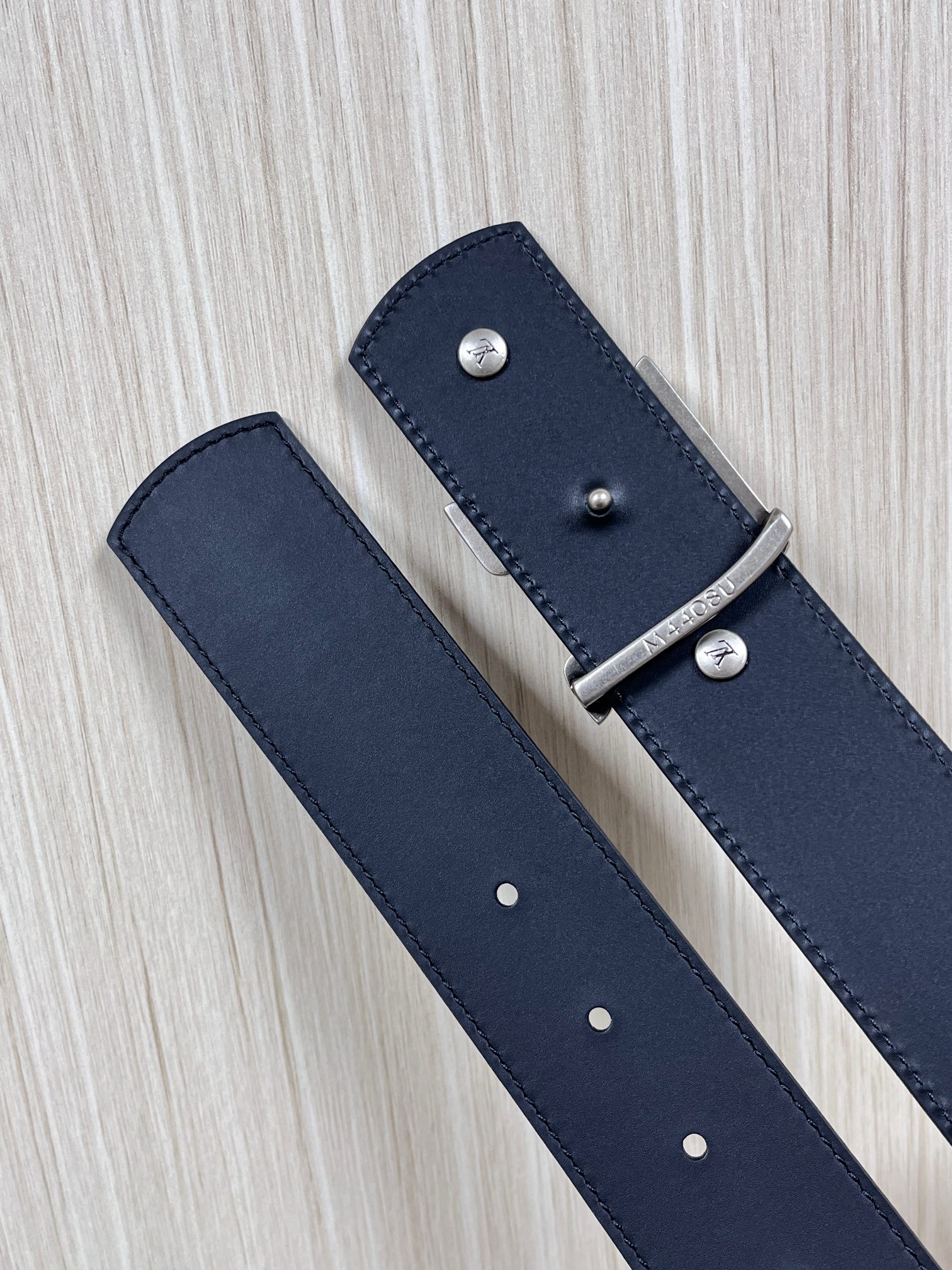 当季新款本款 LV Dimension Drift Flower Studs 40 毫米双面腰带格外吸睛