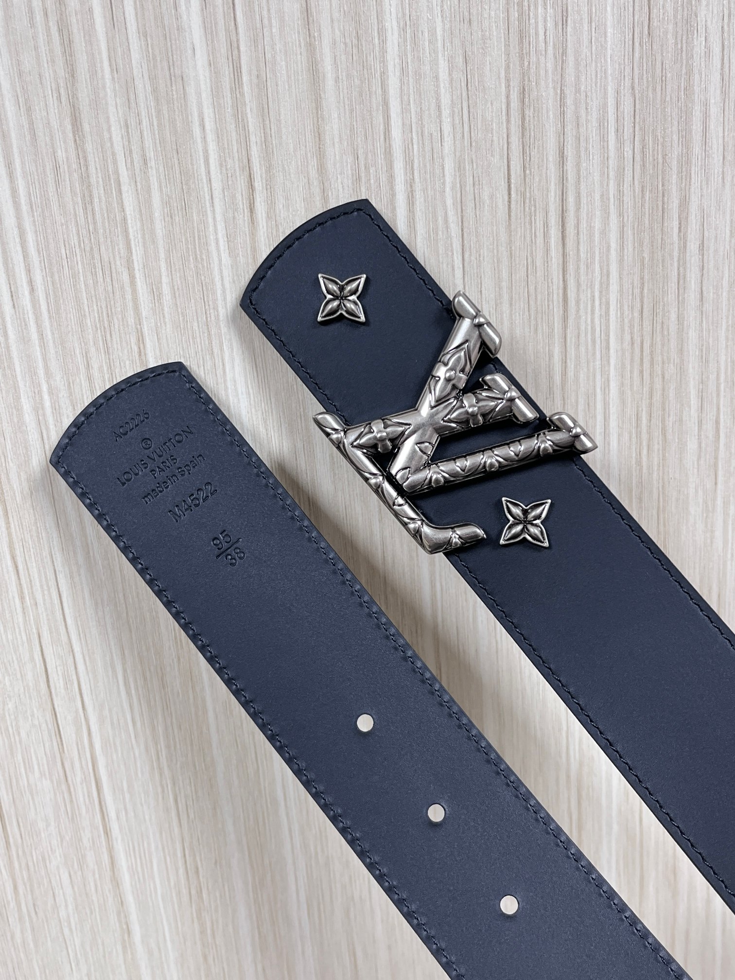 当季新款本款 LV Dimension Drift Flower Studs 40 毫米双面腰带格外吸睛