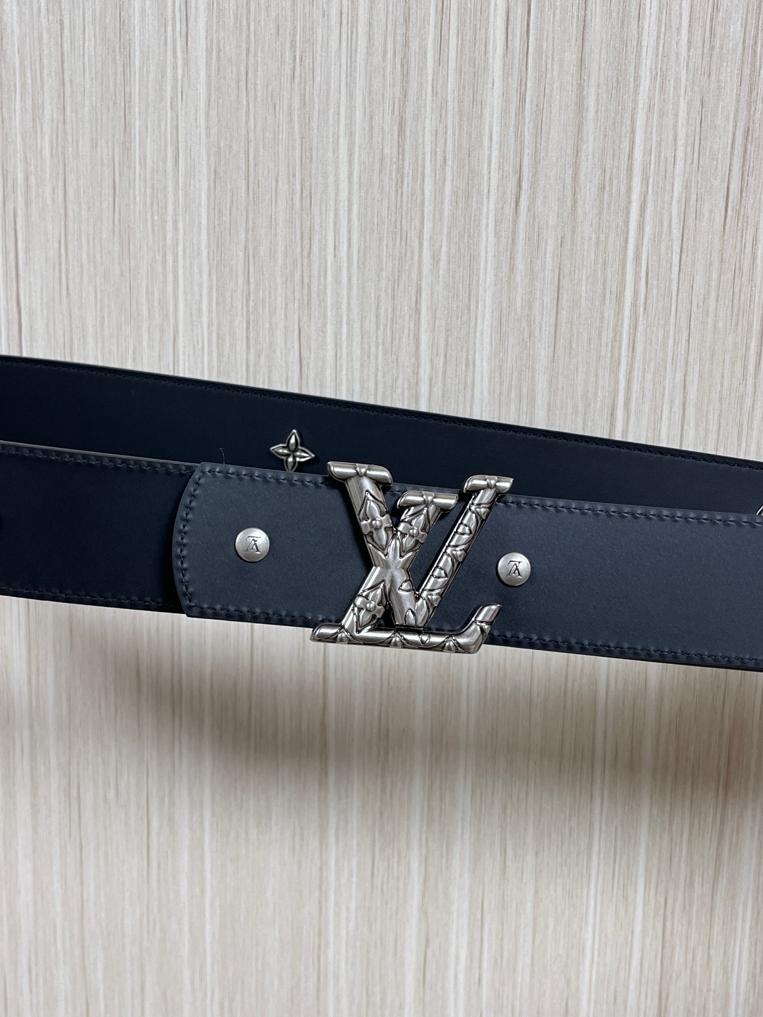 当季新款本款 LV Dimension Drift Flower Studs 40 毫米双面腰带格外吸睛