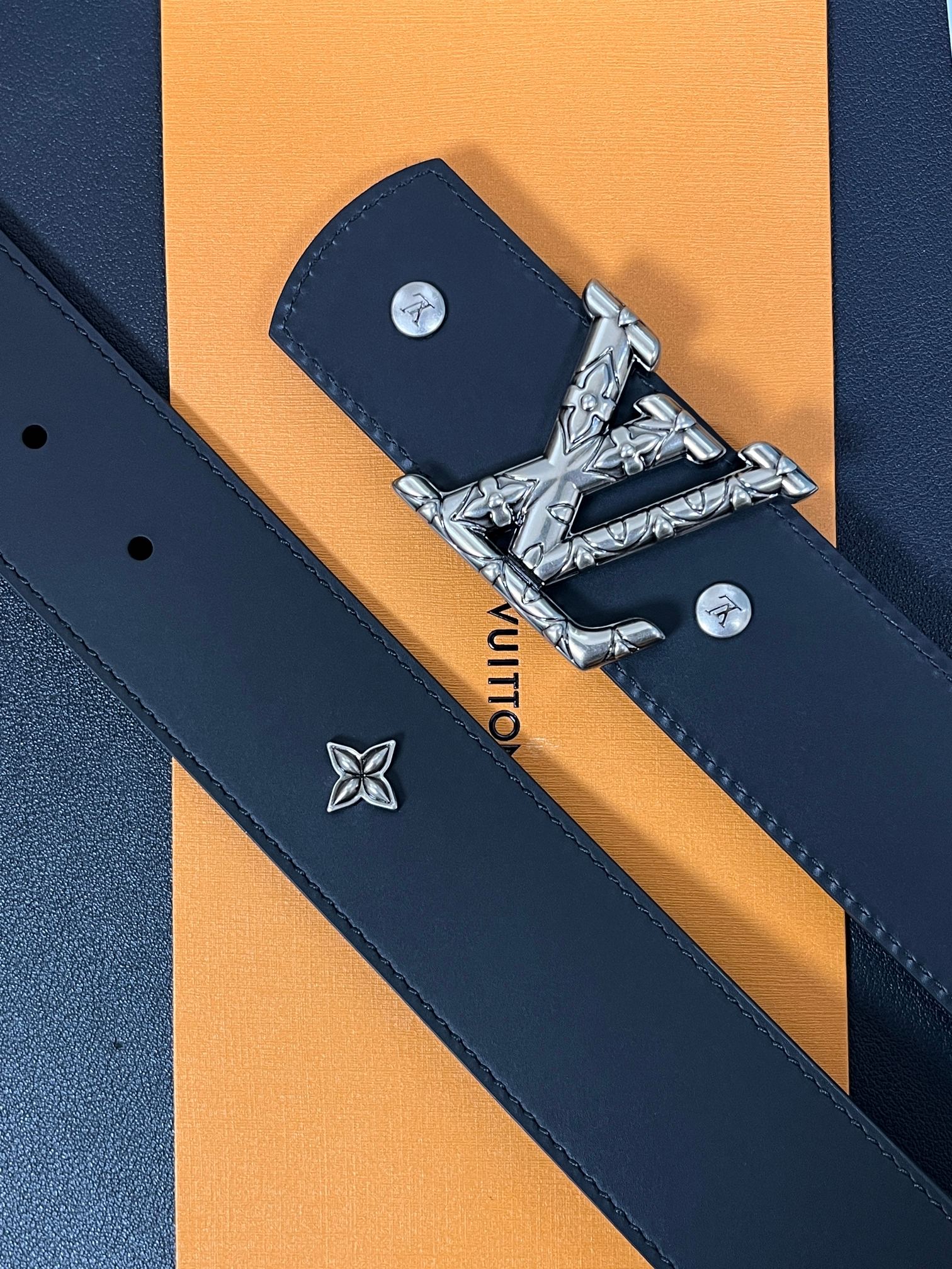 当季新款本款 LV Dimension Drift Flower Studs 40 毫米双面腰带格外吸睛