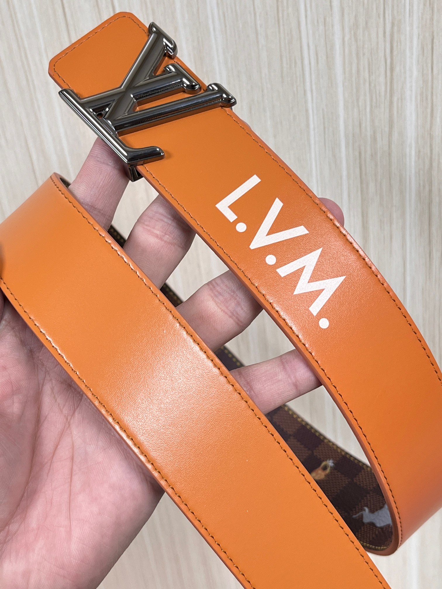 本款 LV Initiales 40 毫米双面腰带以电影叙事为灵感，气质颇具神秘魅力。Damier 格纹