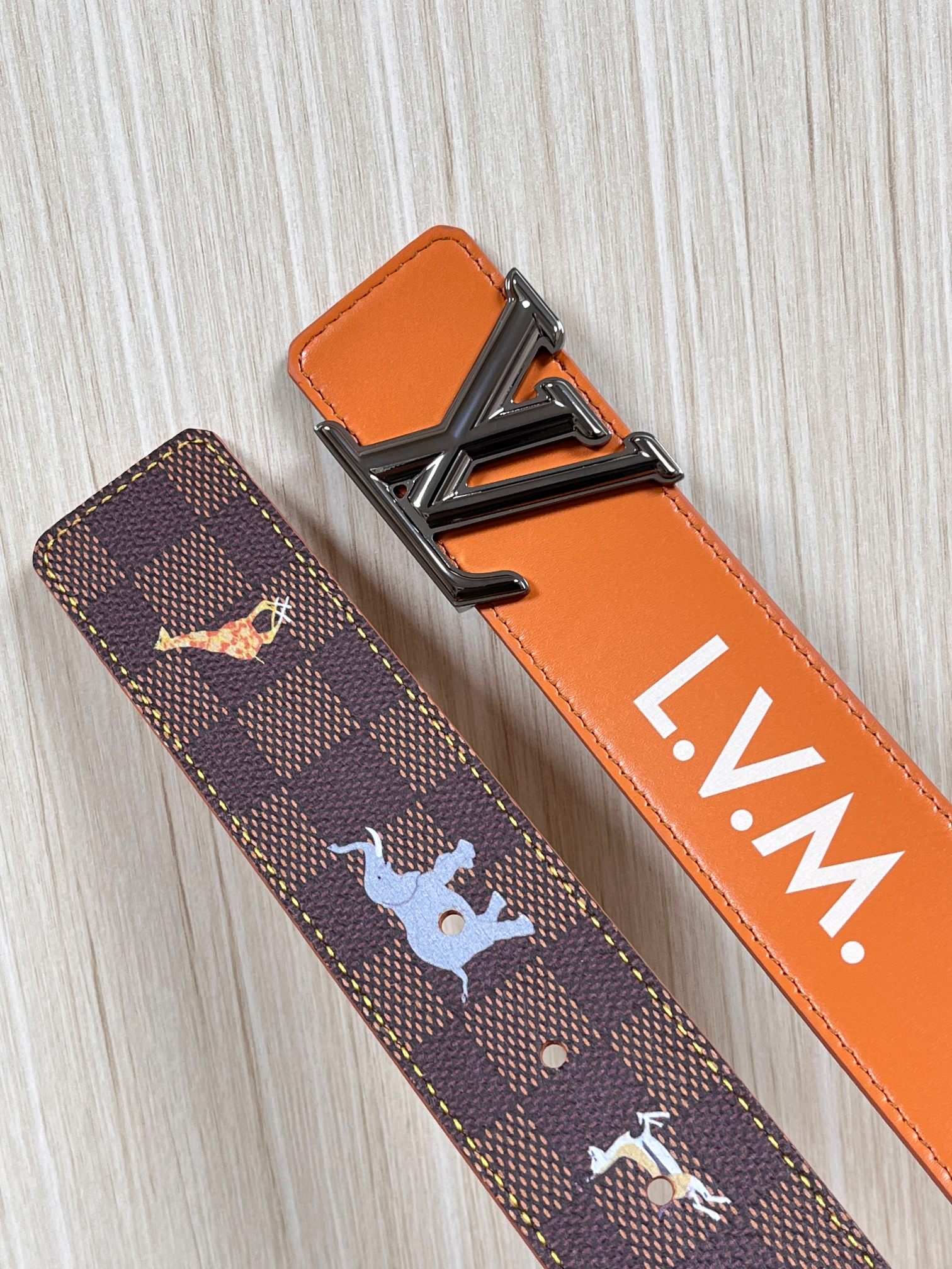 本款 LV Initiales 40 毫米双面腰带以电影叙事为灵感，气质颇具神秘魅力。Damier 格纹