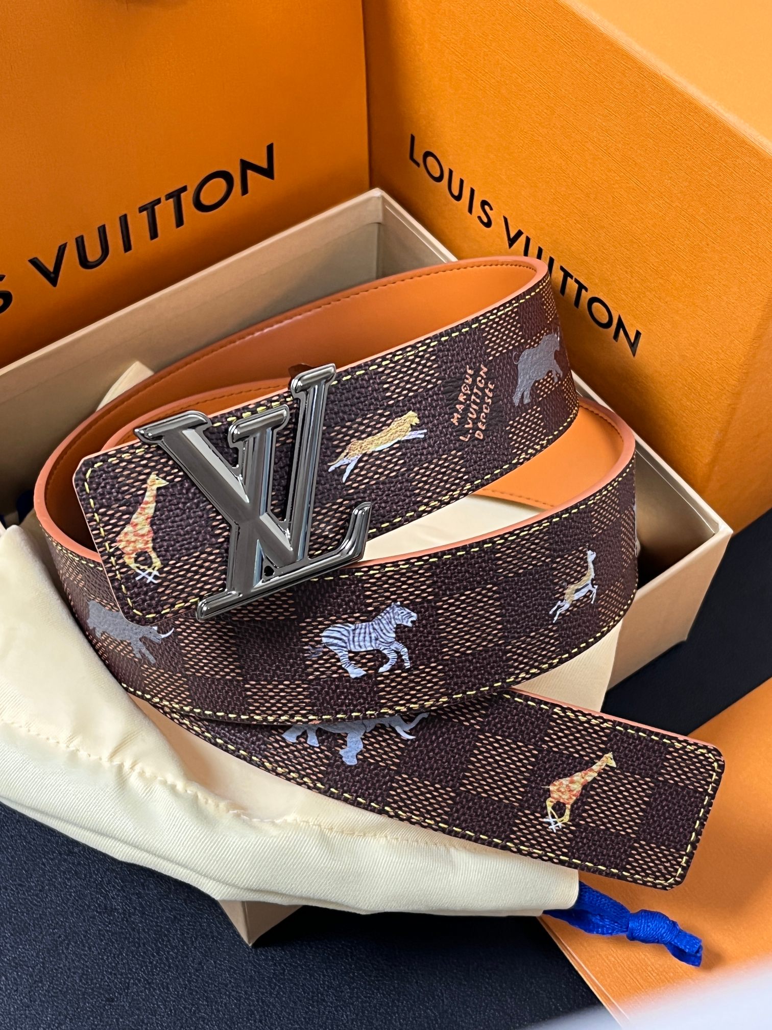 本款 LV Initiales 40 毫米双面腰带以电影叙事为灵感，气质颇具神秘魅力。Damier 格纹