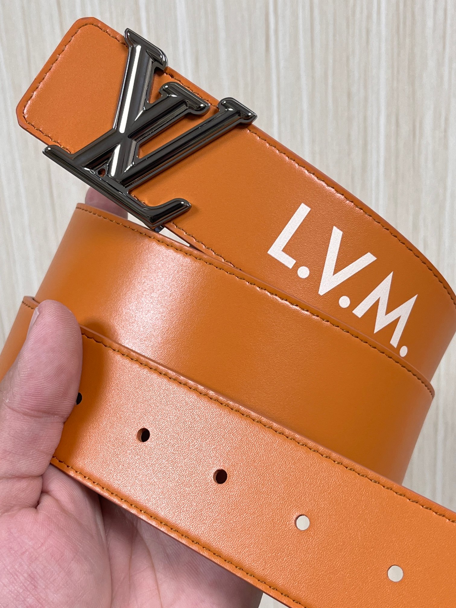 本款 LV Initiales 40 毫米双面腰带以电影叙事为灵感，气质颇具神秘魅力。Damier 格纹