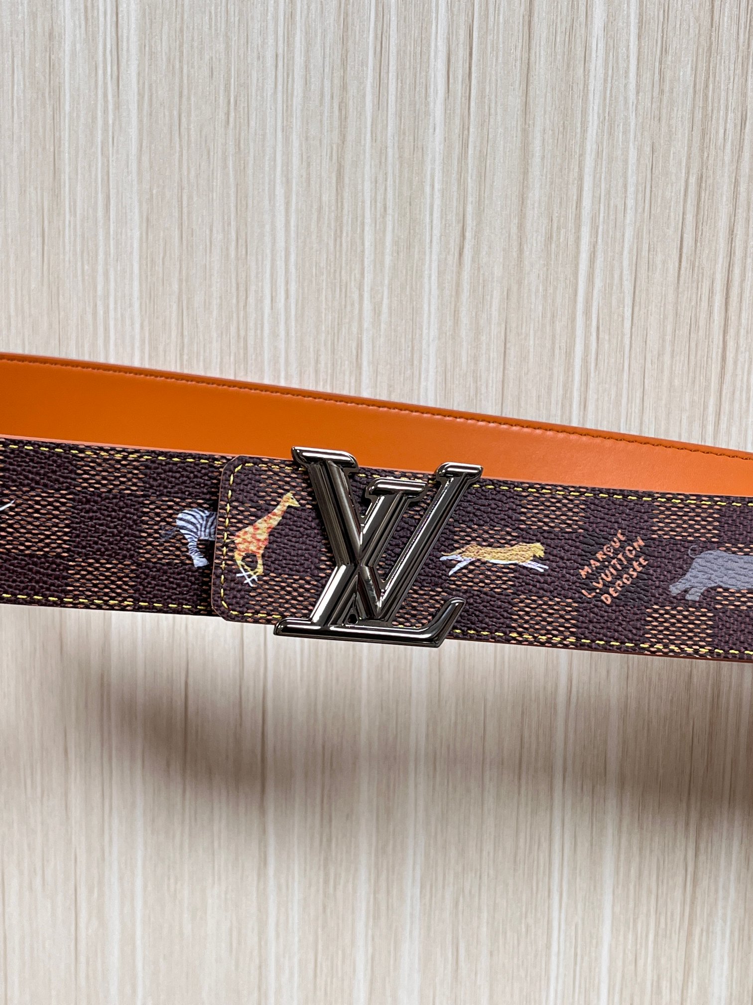 本款 LV Initiales 40 毫米双面腰带以电影叙事为灵感，气质颇具神秘魅力。Damier 格纹