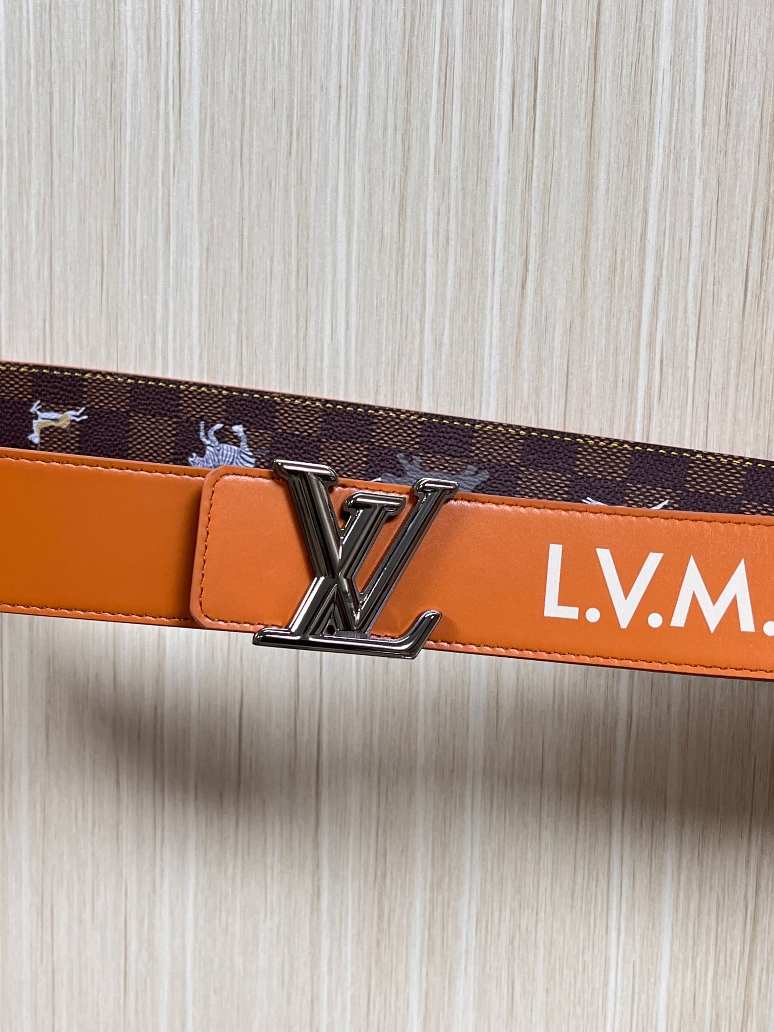 本款 LV Initiales 40 毫米双面腰带以电影叙事为灵感，气质颇具神秘魅力。Damier 格纹