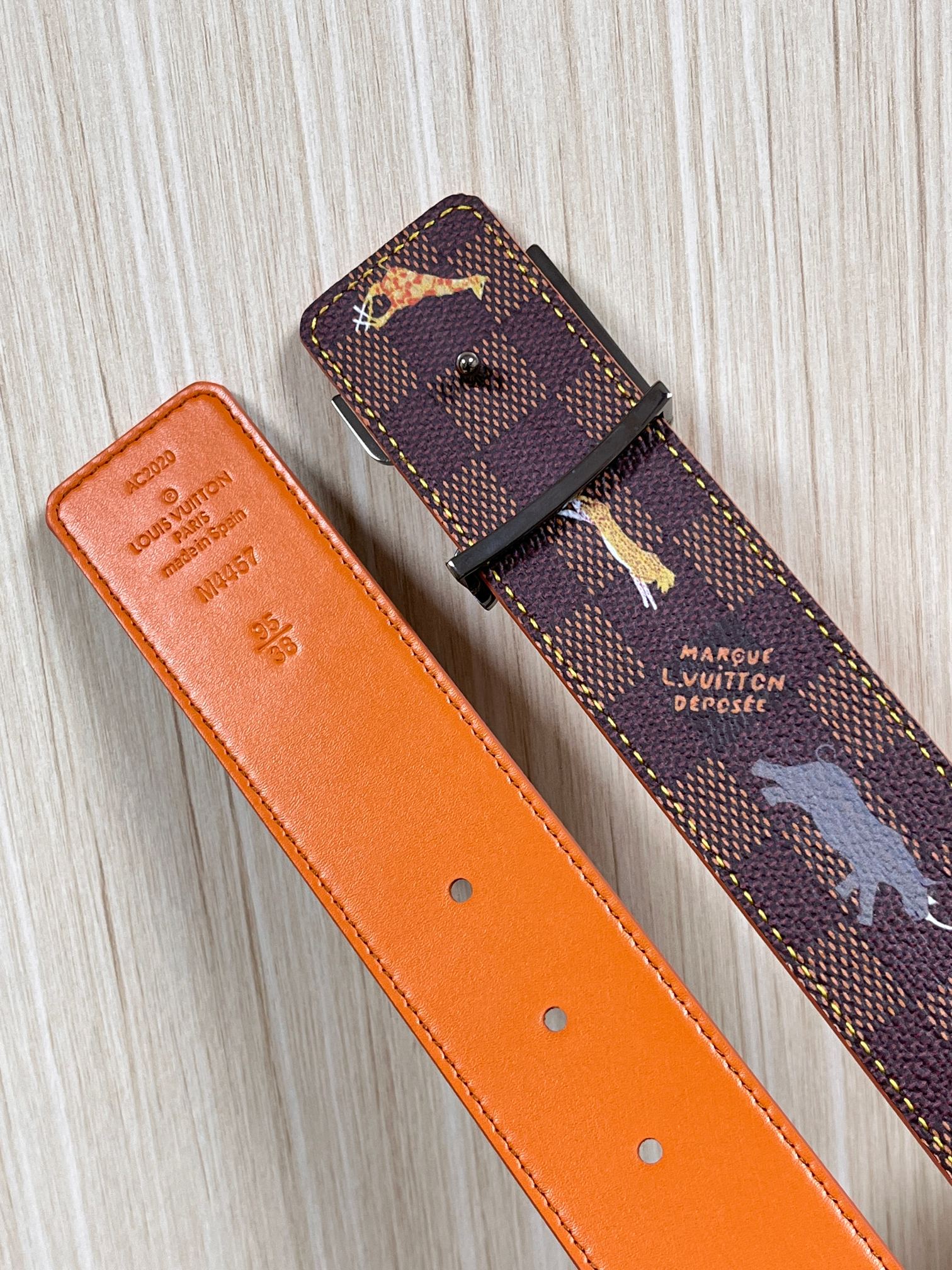 本款 LV Initiales 40 毫米双面腰带以电影叙事为灵感，气质颇具神秘魅力。Damier 格纹