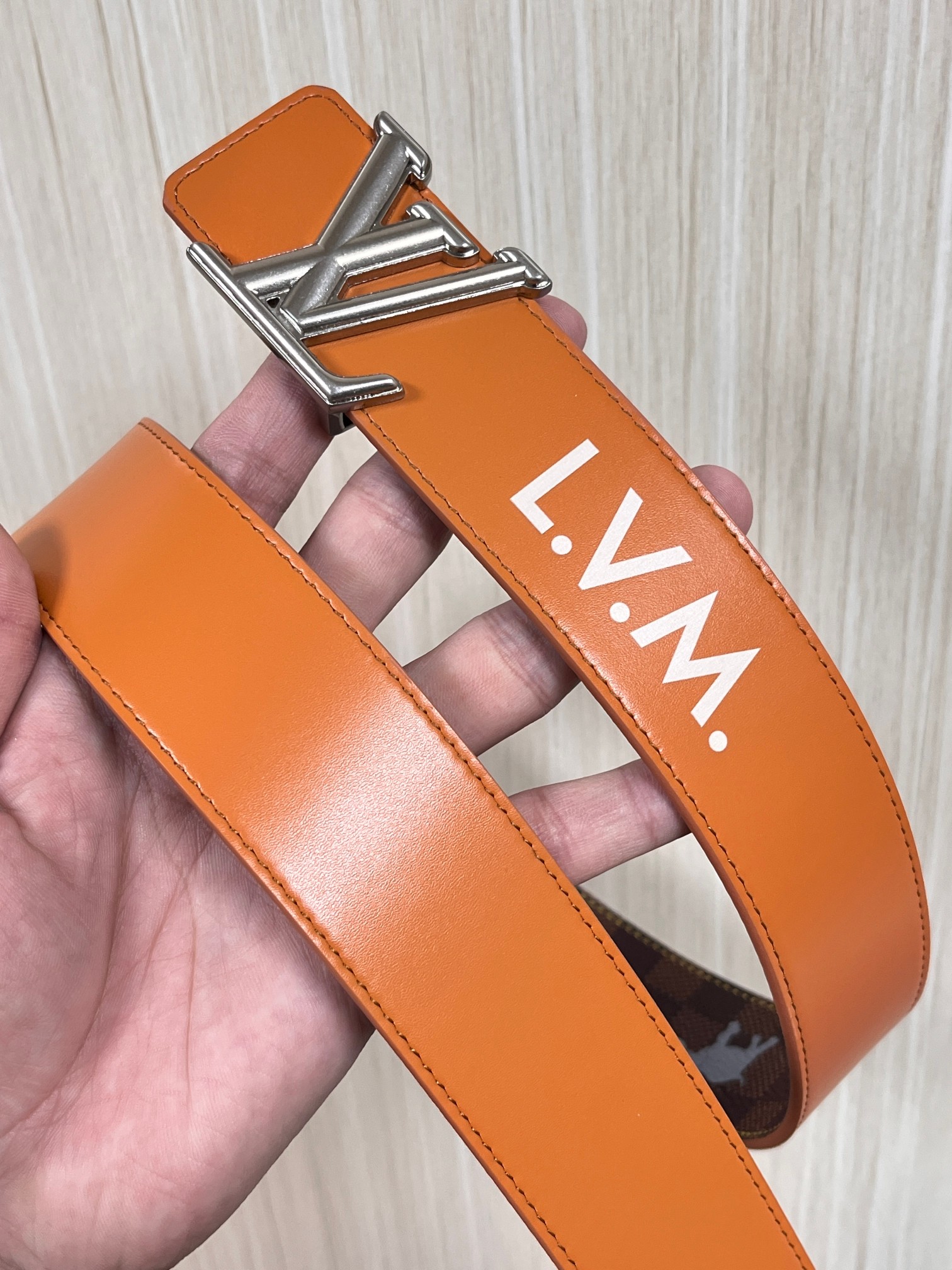 本款 LV Initiales 40 毫米双面腰带以电影叙事为灵感，气质颇具神秘魅力。Damier 格纹