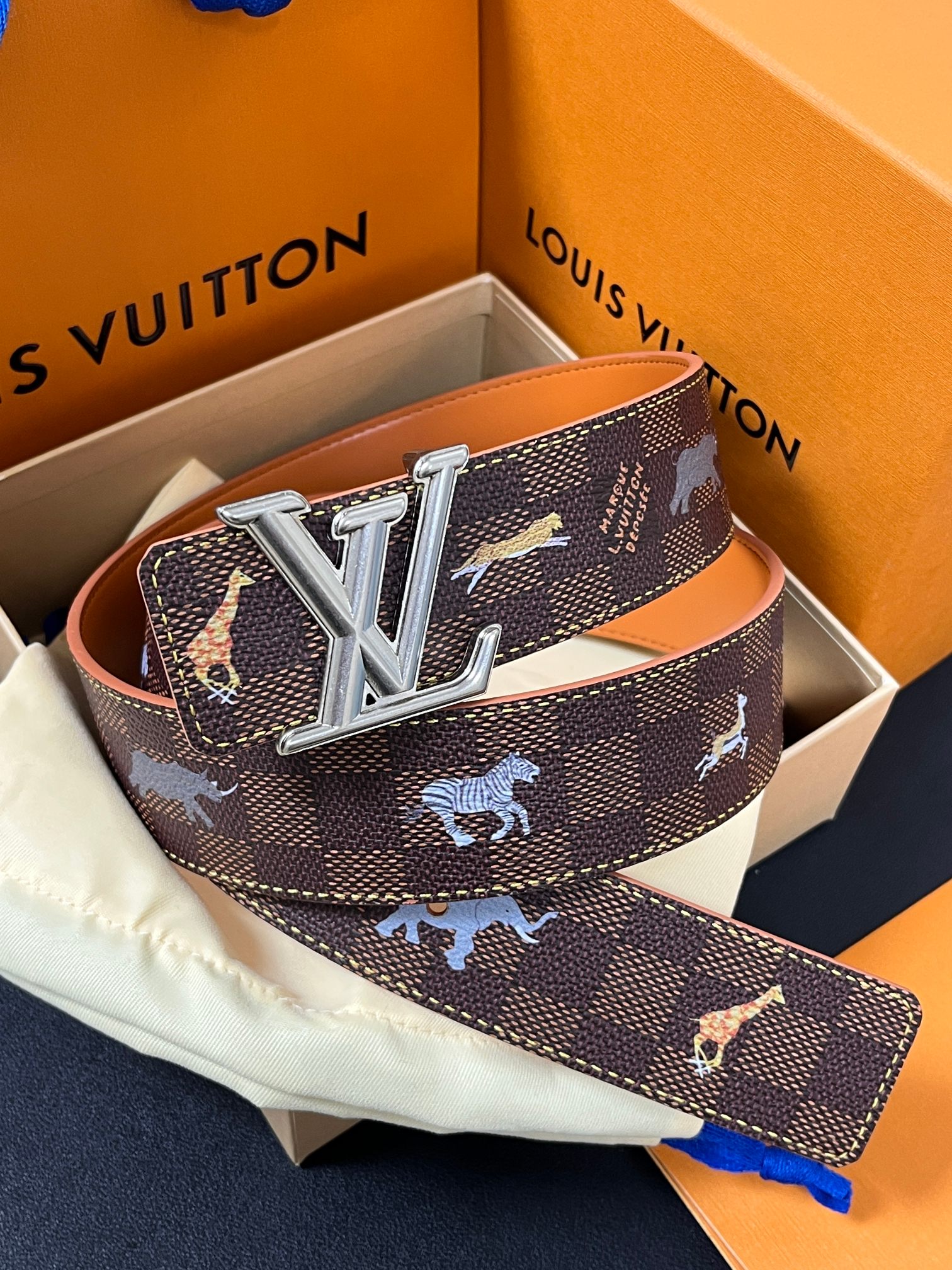 本款 LV Initiales 40 毫米双面腰带以电影叙事为灵感，气质颇具神秘魅力。Damier 格纹