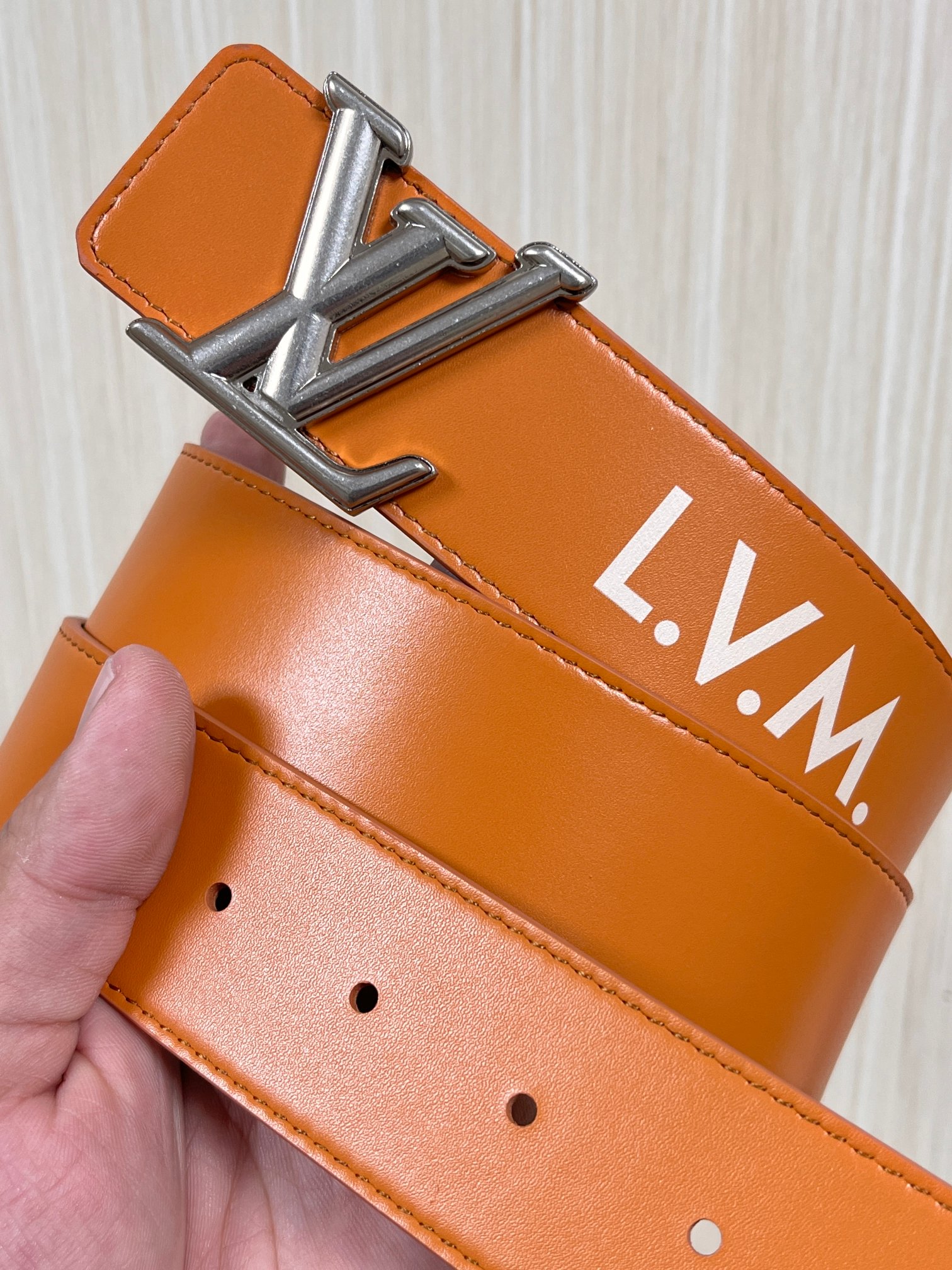 本款 LV Initiales 40 毫米双面腰带以电影叙事为灵感，气质颇具神秘魅力。Damier 格纹