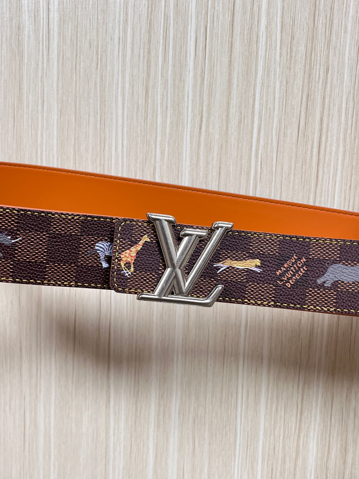 本款 LV Initiales 40 毫米双面腰带以电影叙事为灵感，气质颇具神秘魅力。Damier 格纹