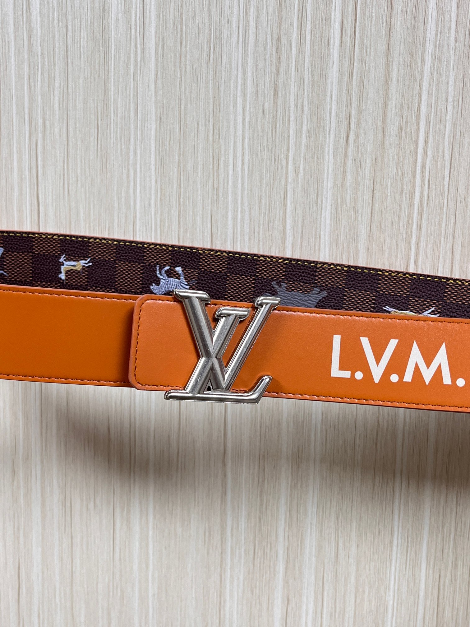 本款 LV Initiales 40 毫米双面腰带以电影叙事为灵感，气质颇具神秘魅力。Damier 格纹