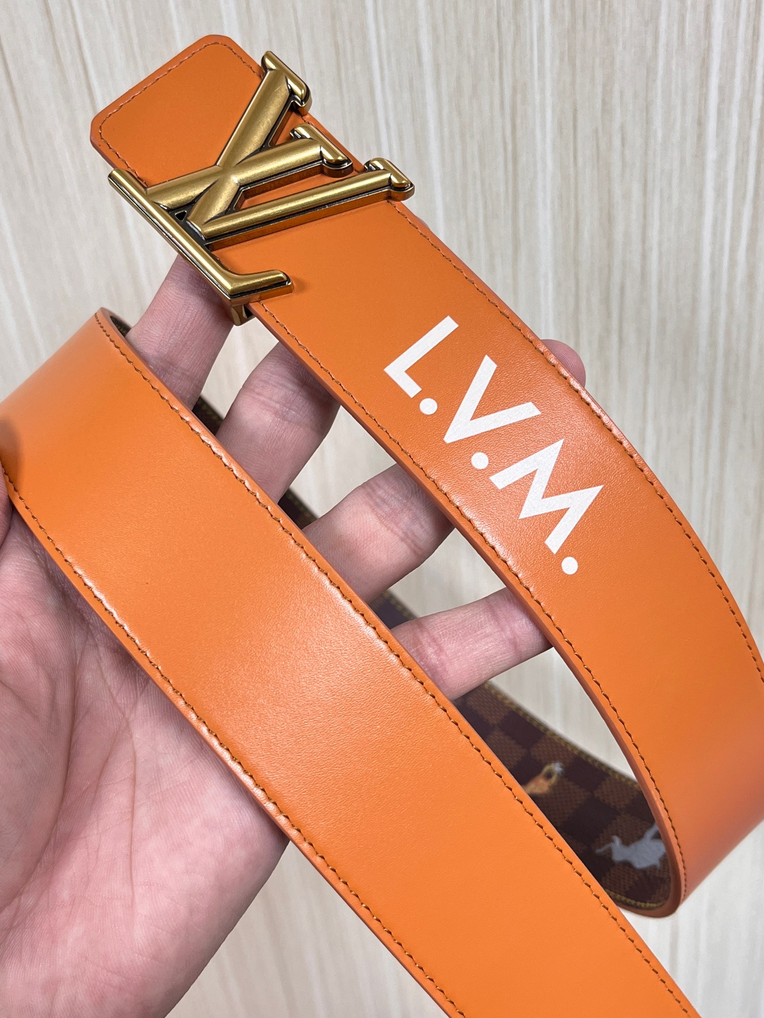 本款 LV Initiales 40 毫米双面腰带以电影叙事为灵感，气质颇具神秘魅力。Damier 格纹