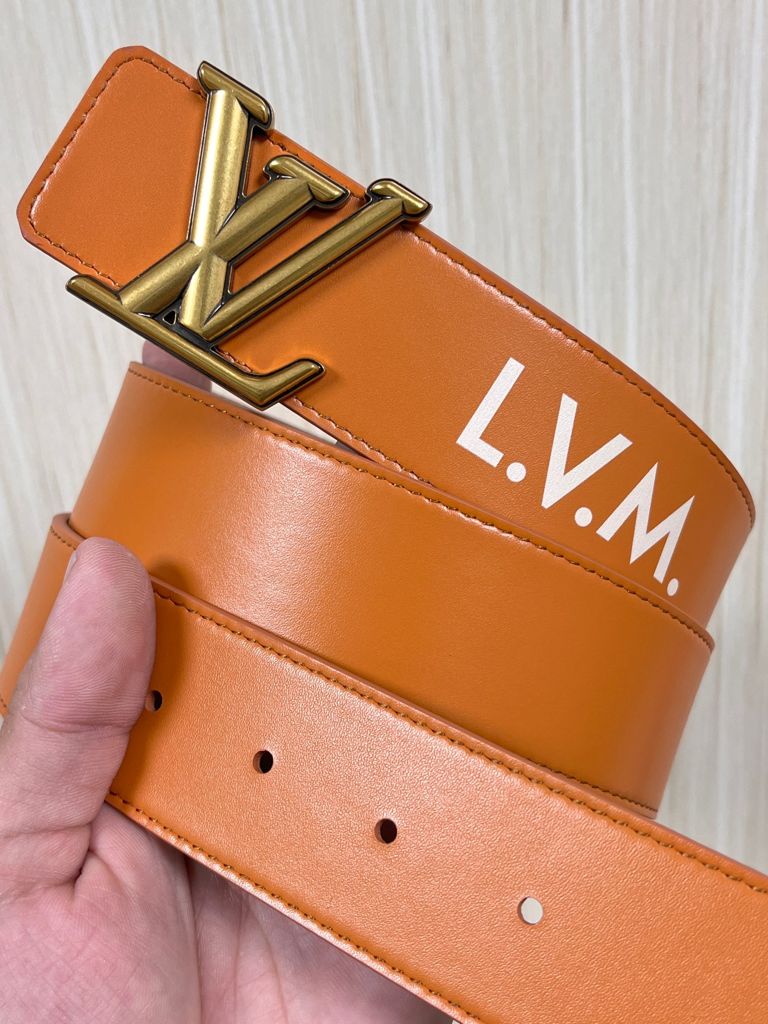 本款 LV Initiales 40 毫米双面腰带以电影叙事为灵感，气质颇具神秘魅力。Damier 格纹