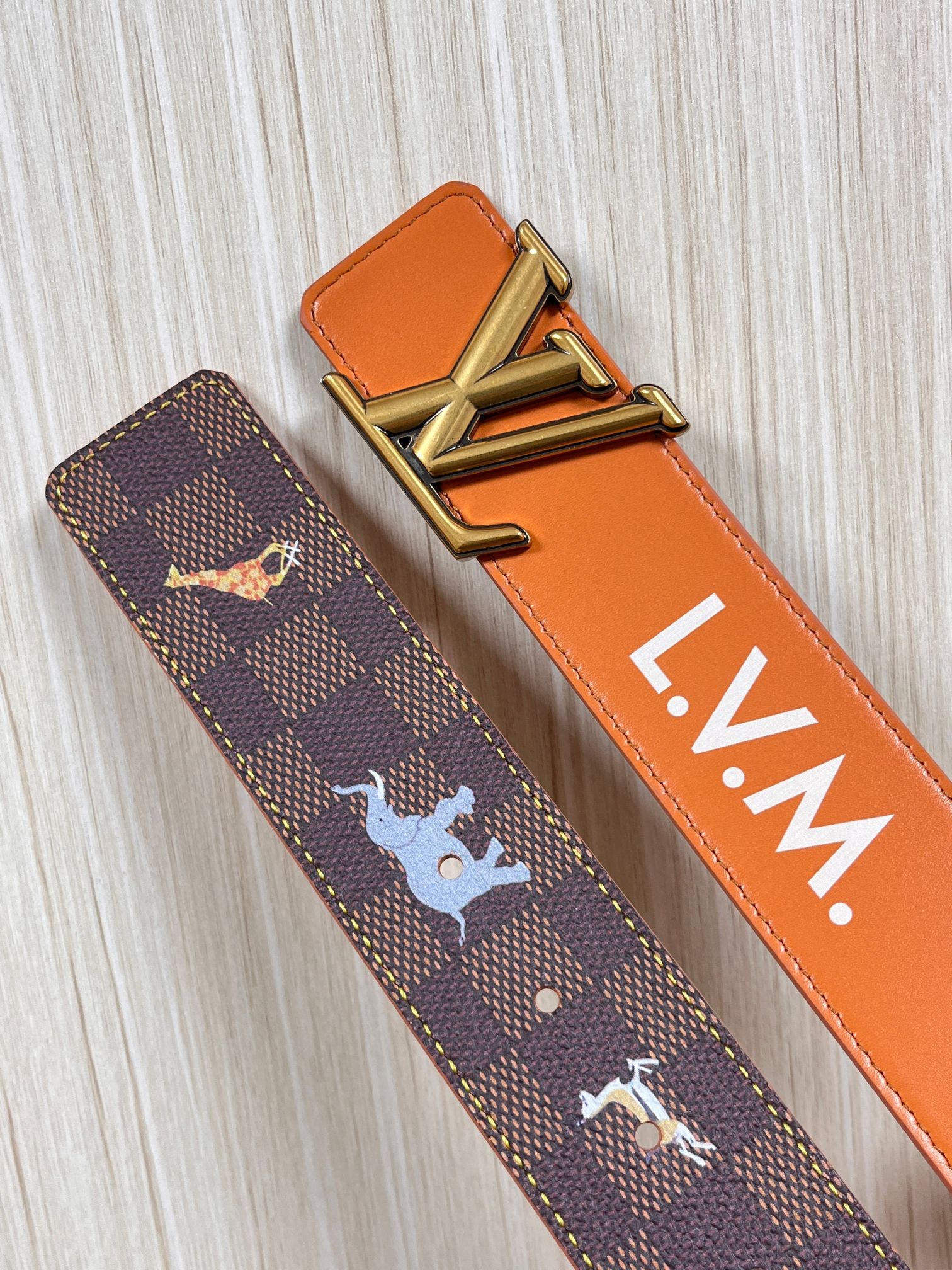 本款 LV Initiales 40 毫米双面腰带以电影叙事为灵感，气质颇具神秘魅力。Damier 格纹