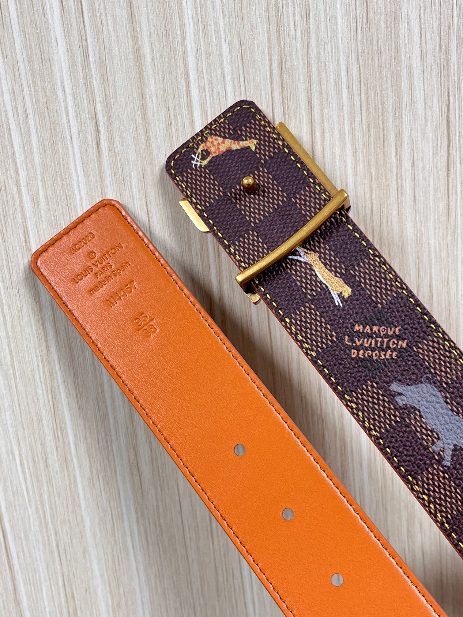 本款 LV Initiales 40 毫米双面腰带以电影叙事为灵感，气质颇具神秘魅力。Damier 格纹