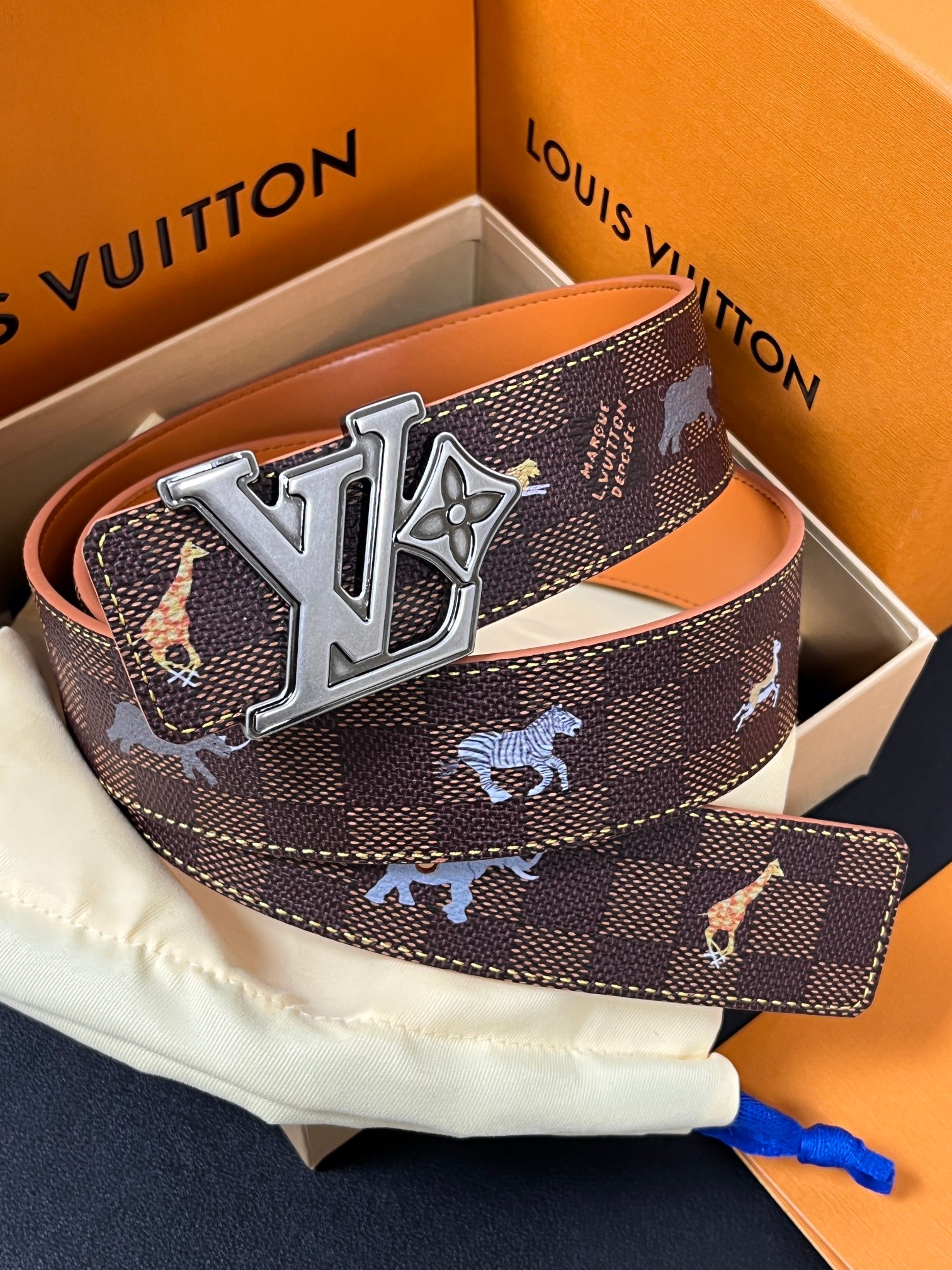 本款 LV Initiales 40 毫米双面腰带以电影叙事为灵感，气质颇具神秘魅力。Damier 格纹