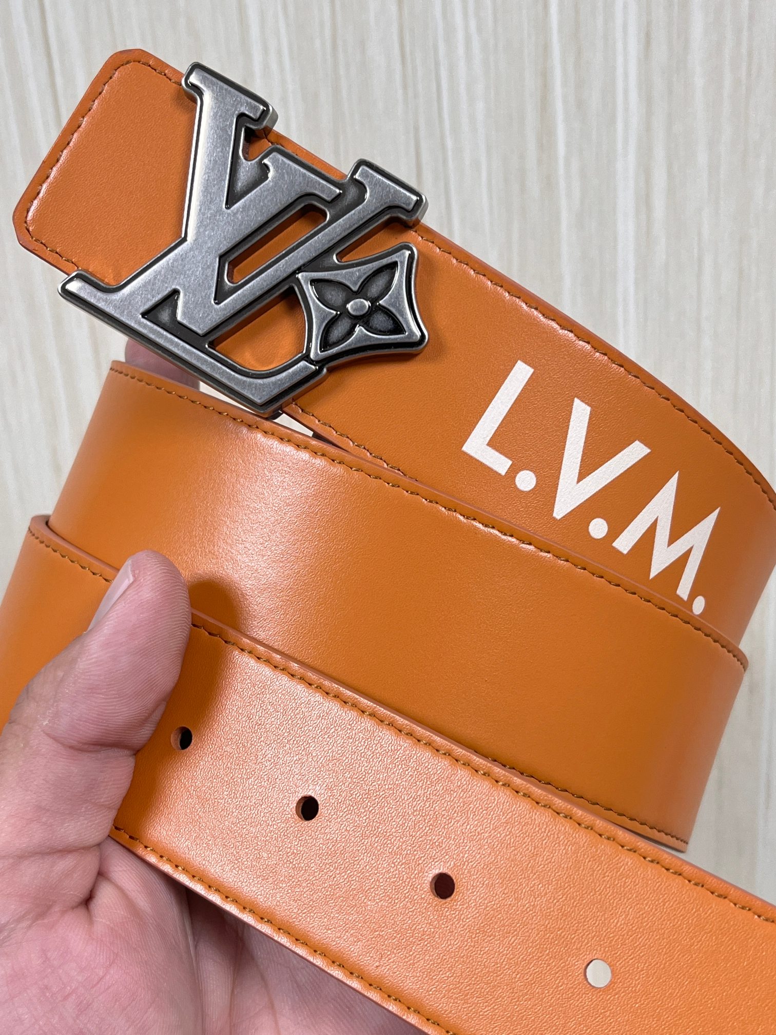 本款 LV Initiales 40 毫米双面腰带以电影叙事为灵感，气质颇具神秘魅力。Damier 格纹