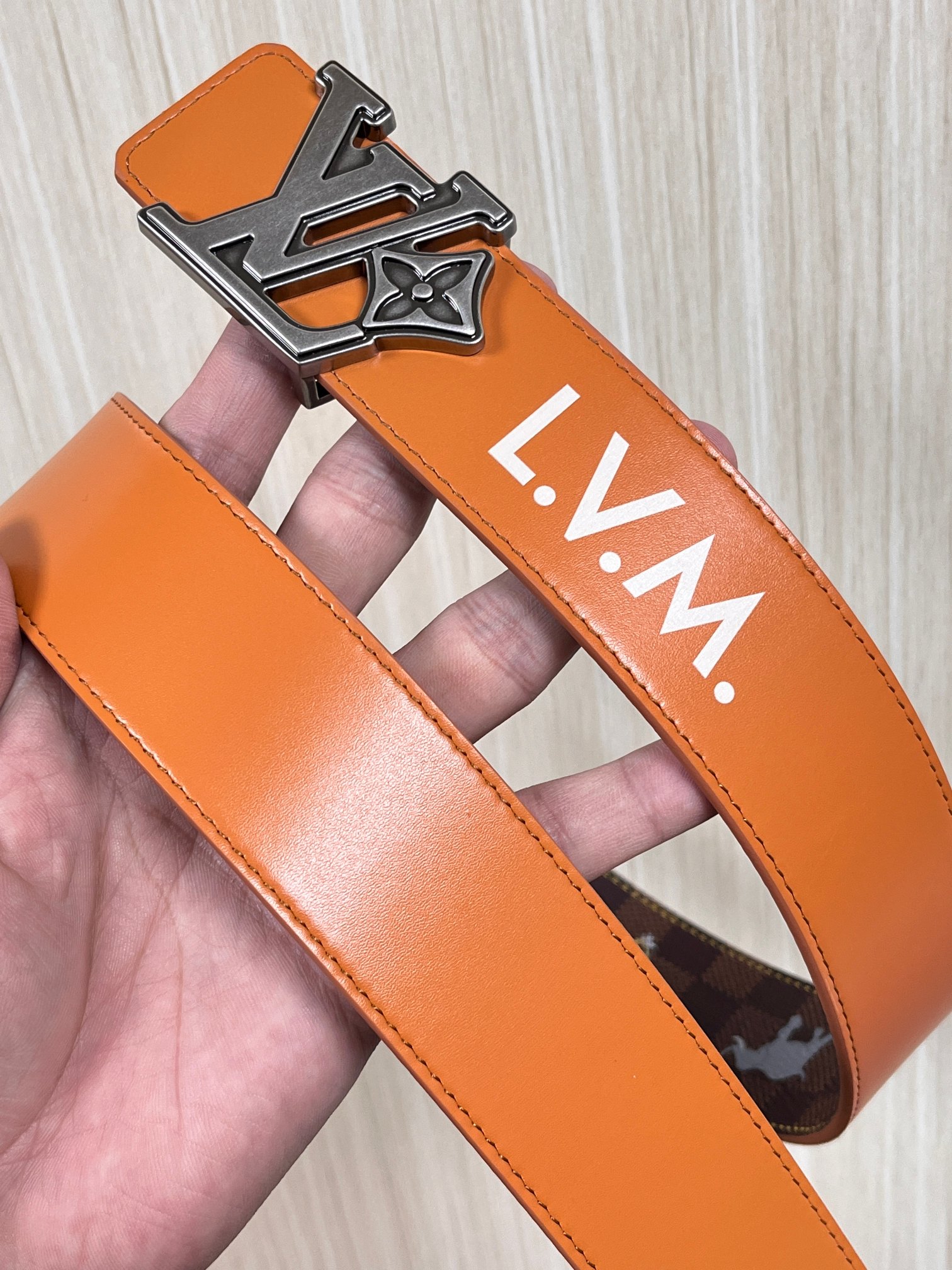 本款 LV Initiales 40 毫米双面腰带以电影叙事为灵感，气质颇具神秘魅力。Damier 格纹