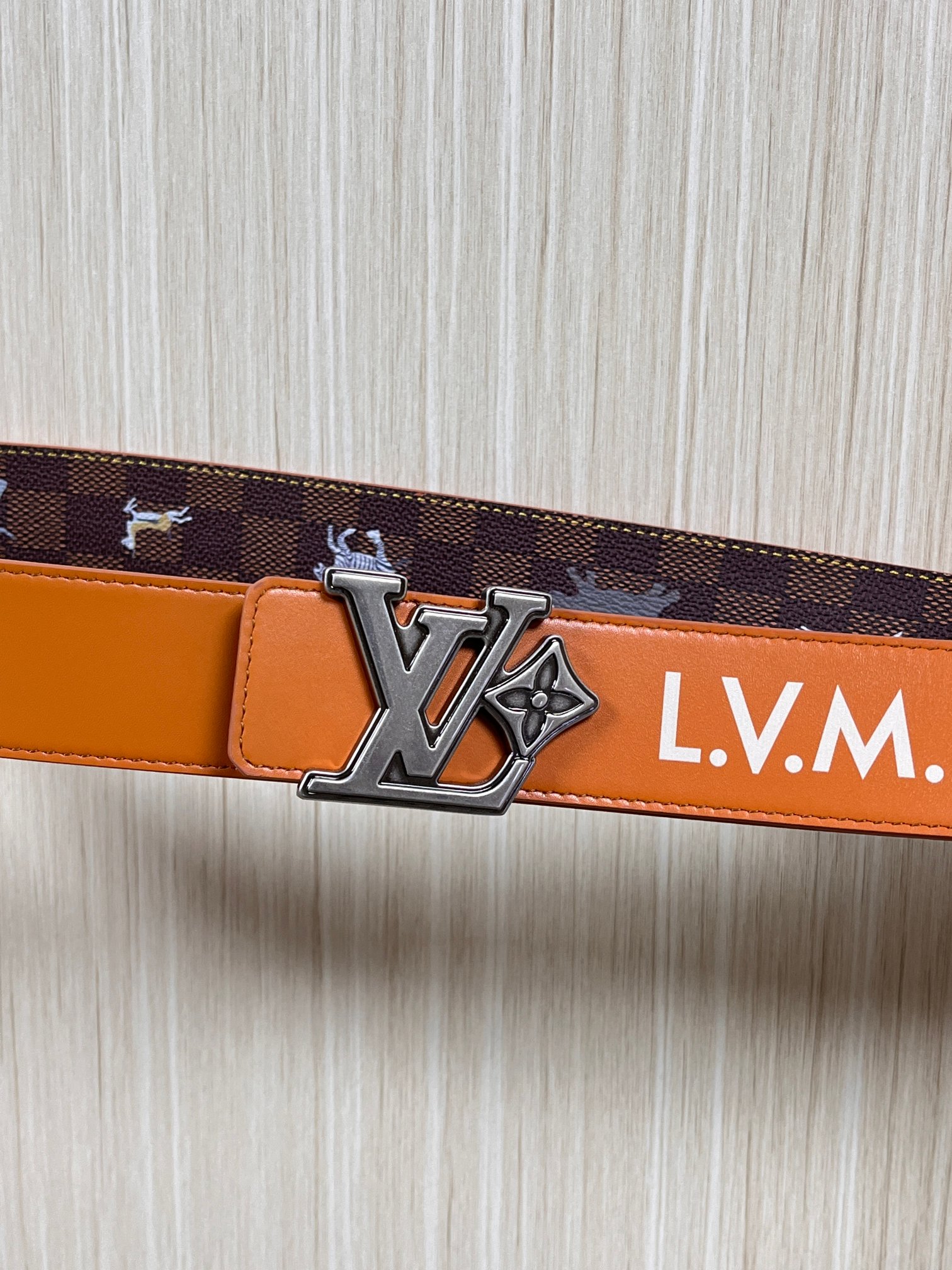 本款 LV Initiales 40 毫米双面腰带以电影叙事为灵感，气质颇具神秘魅力。Damier 格纹