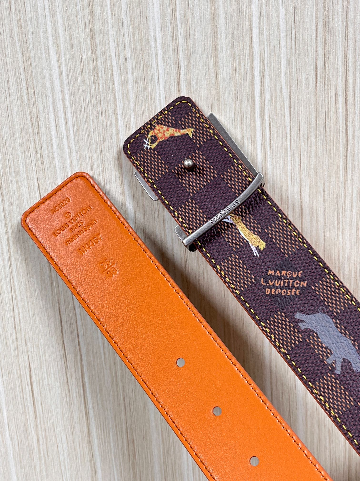 本款 LV Initiales 40 毫米双面腰带以电影叙事为灵感，气质颇具神秘魅力。Damier 格纹