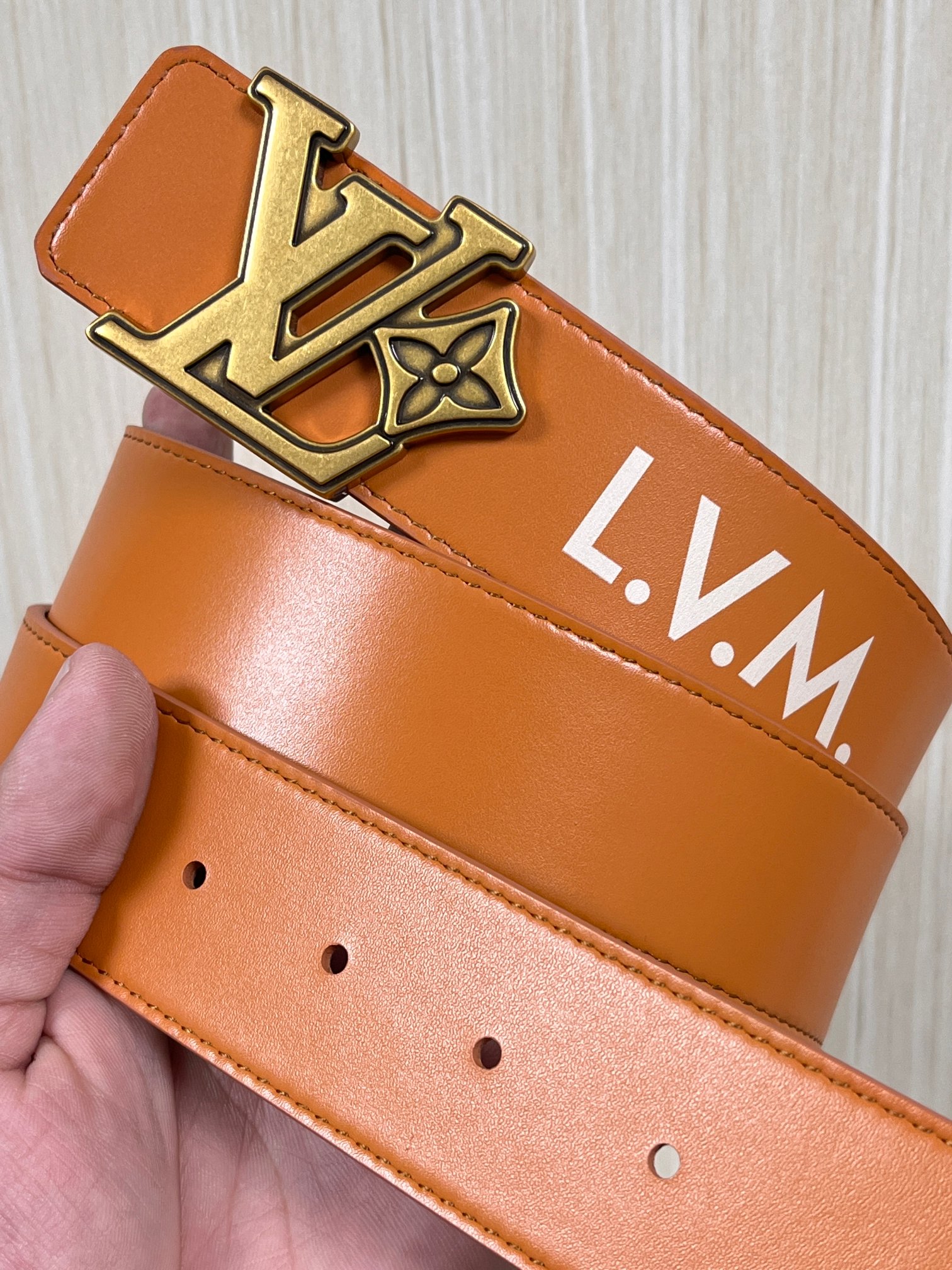 本款 LV Initiales 40 毫米双面腰带以电影叙事为灵感，气质颇具神秘魅力。Damier 格纹