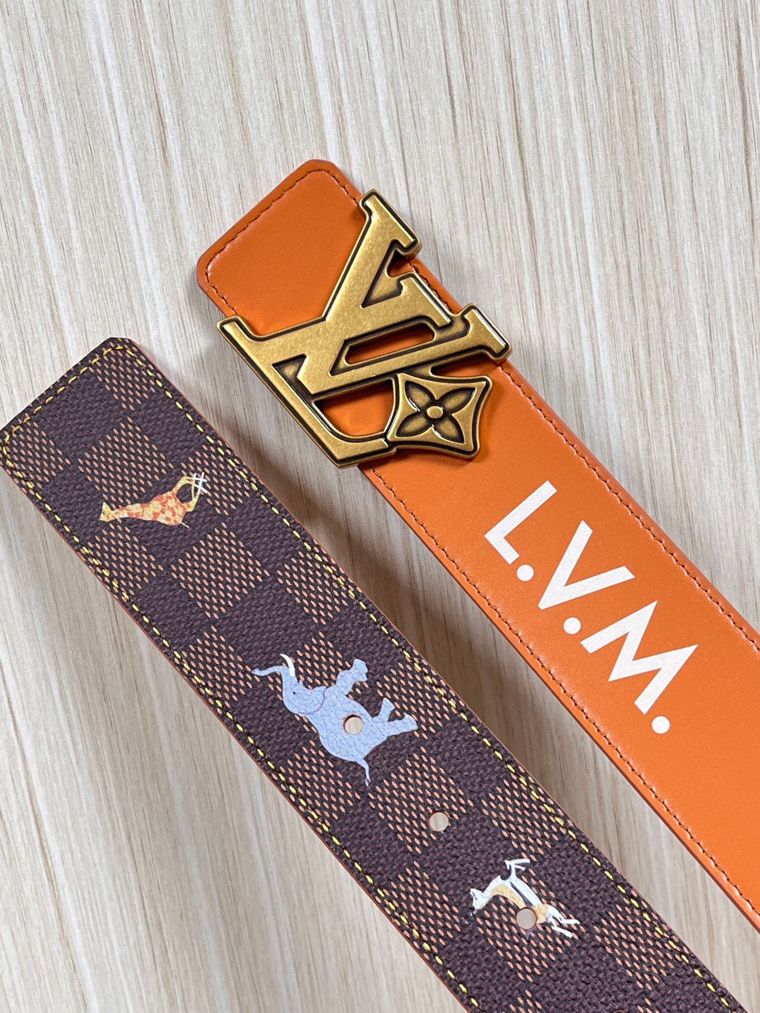 本款 LV Initiales 40 毫米双面腰带以电影叙事为灵感，气质颇具神秘魅力。Damier 格纹