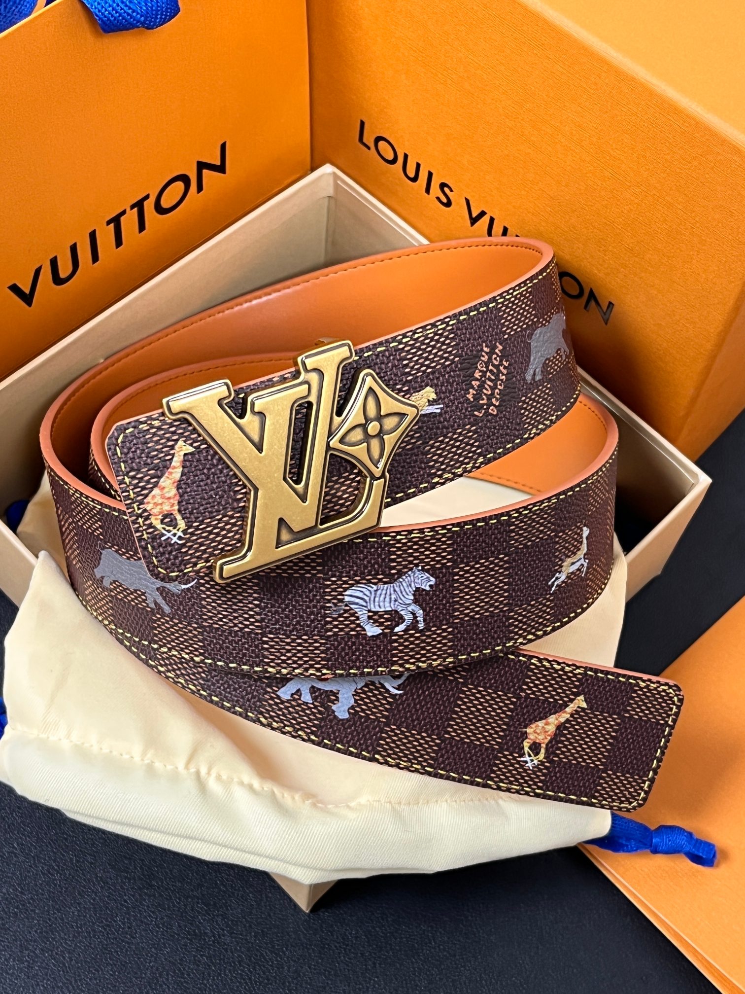 本款 LV Initiales 40 毫米双面腰带以电影叙事为灵感，气质颇具神秘魅力。Damier 格纹