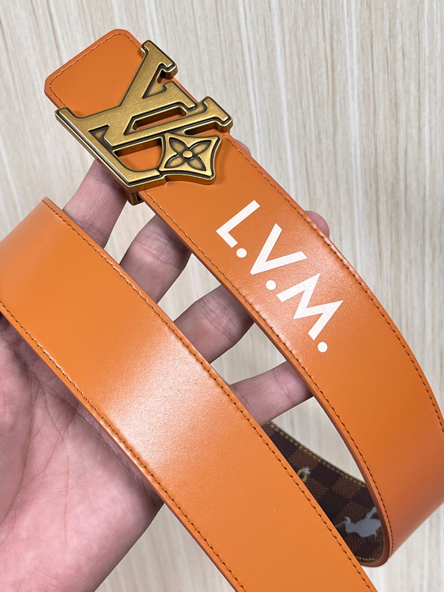 本款 LV Initiales 40 毫米双面腰带以电影叙事为灵感，气质颇具神秘魅力。Damier 格纹