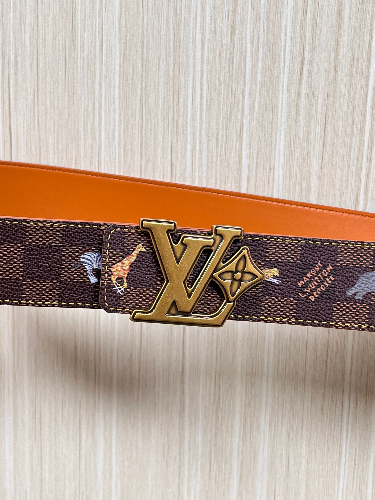 本款 LV Initiales 40 毫米双面腰带以电影叙事为灵感，气质颇具神秘魅力。Damier 格纹