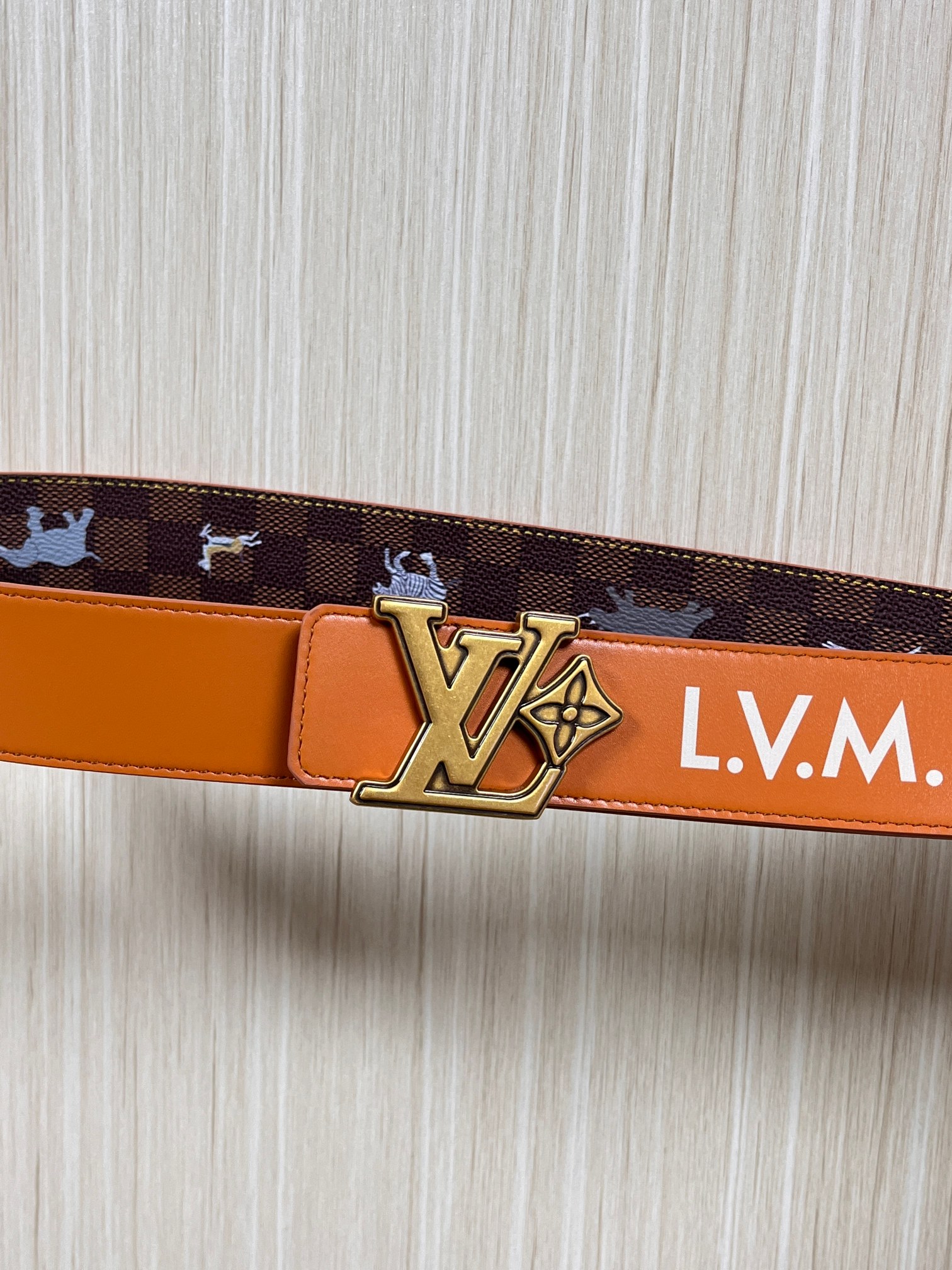 本款 LV Initiales 40 毫米双面腰带以电影叙事为灵感，气质颇具神秘魅力。Damier 格纹