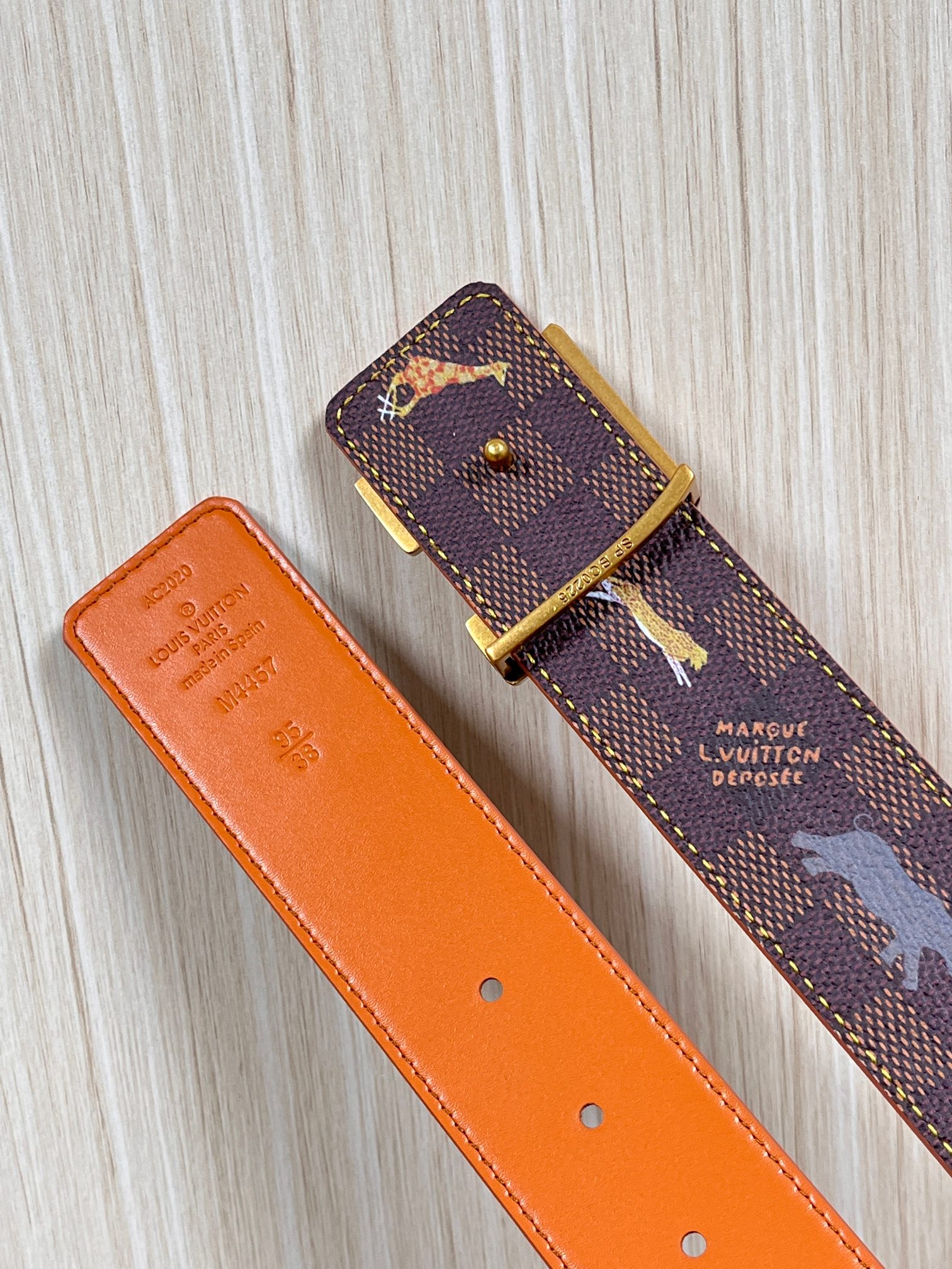 本款 LV Initiales 40 毫米双面腰带以电影叙事为灵感，气质颇具神秘魅力。Damier 格纹