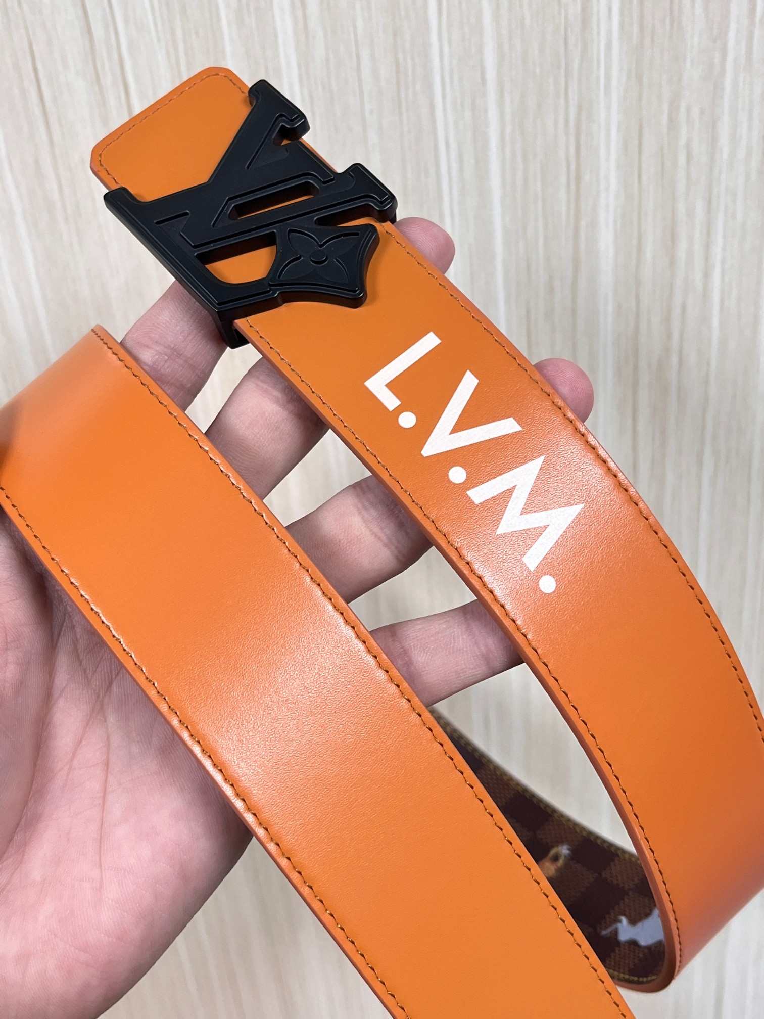 本款 LV Initiales 40 毫米双面腰带以电影叙事为灵感，气质颇具神秘魅力。Damier 格纹