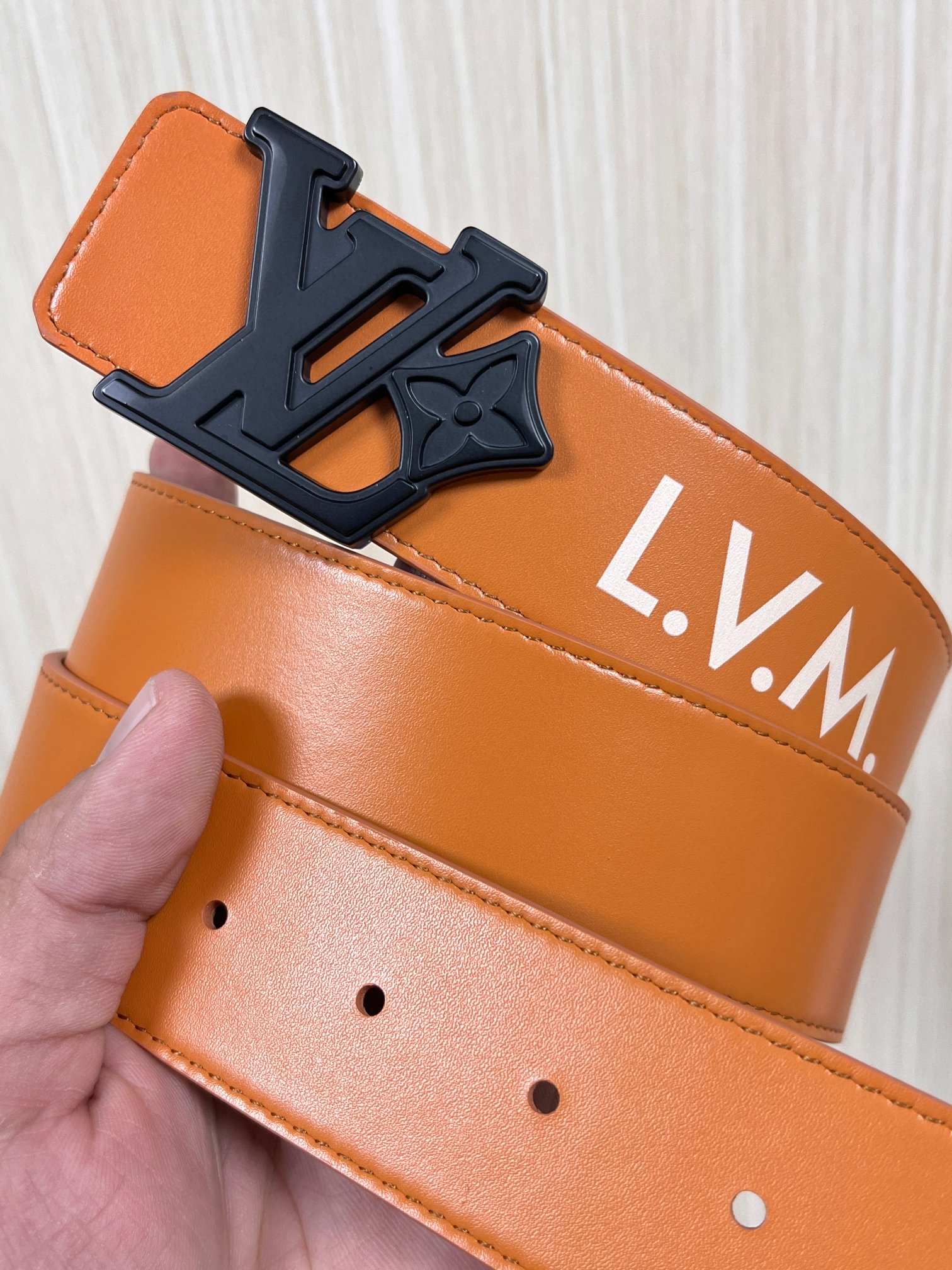 本款 LV Initiales 40 毫米双面腰带以电影叙事为灵感，气质颇具神秘魅力。Damier 格纹