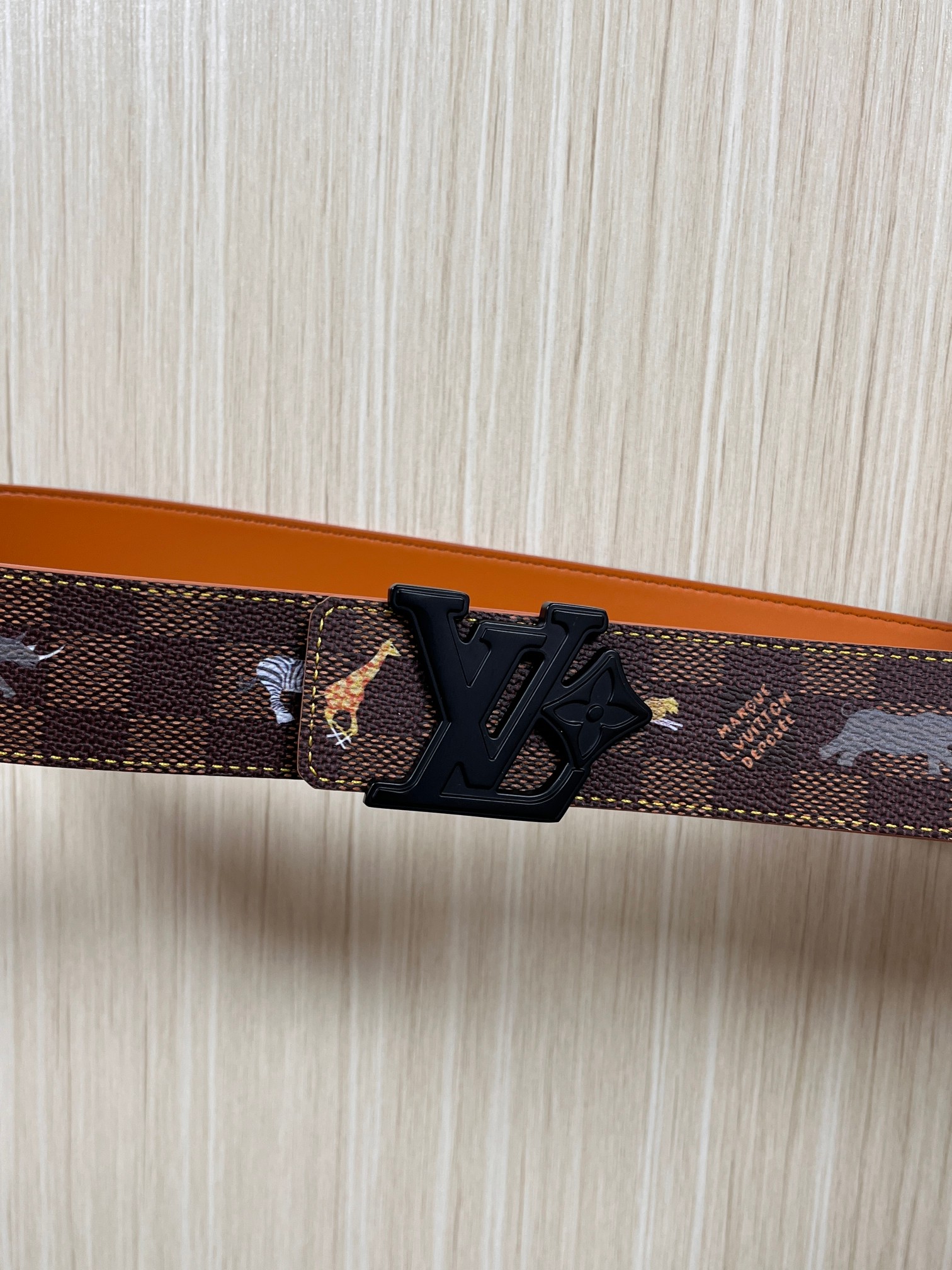 本款 LV Initiales 40 毫米双面腰带以电影叙事为灵感，气质颇具神秘魅力。Damier 格纹