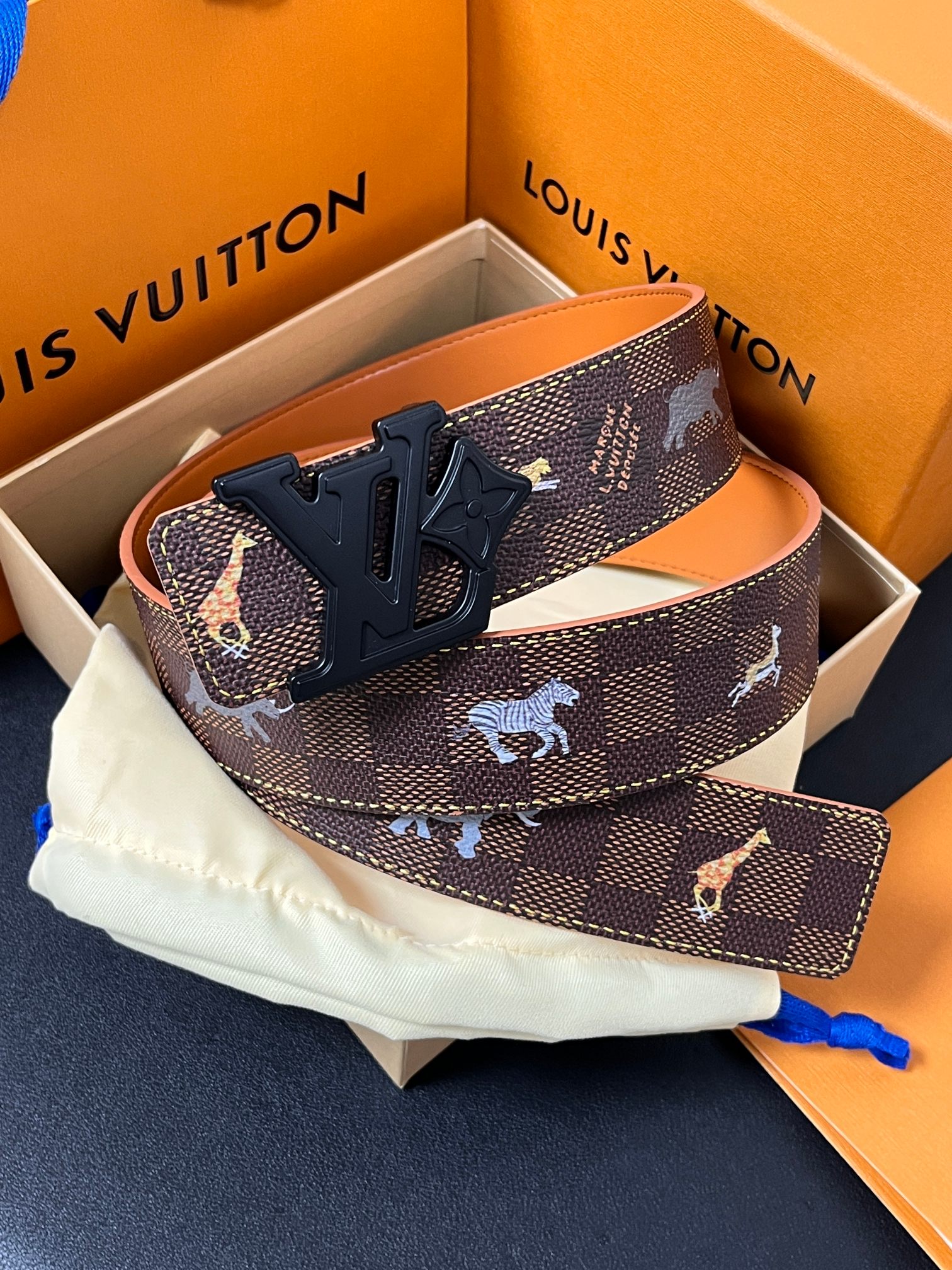 本款 LV Initiales 40 毫米双面腰带以电影叙事为灵感，气质颇具神秘魅力。Damier 格纹