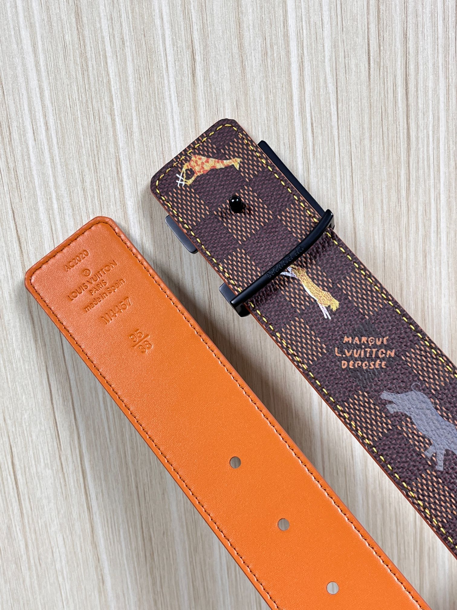 本款 LV Initiales 40 毫米双面腰带以电影叙事为灵感，气质颇具神秘魅力。Damier 格纹