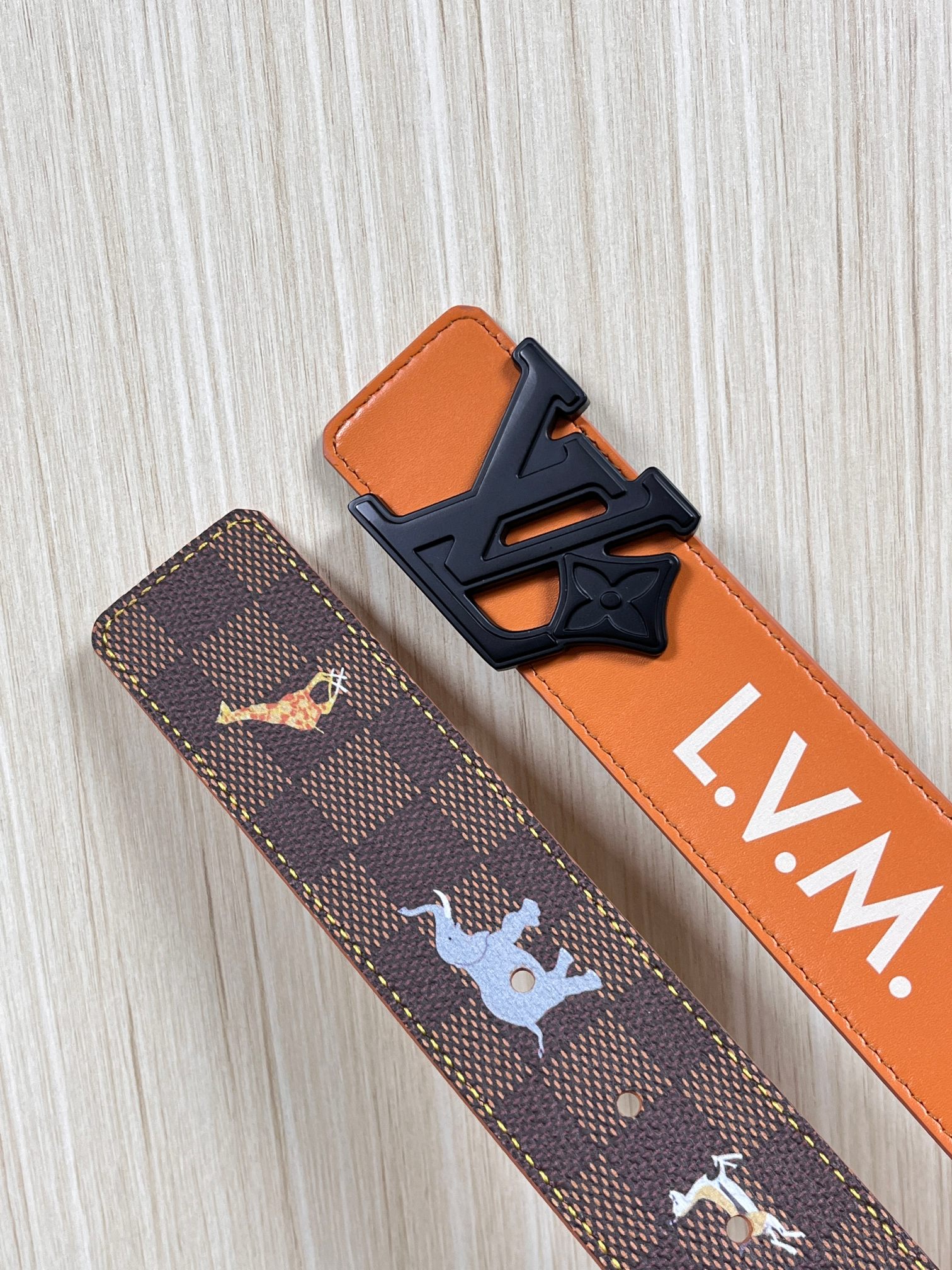 本款 LV Initiales 40 毫米双面腰带以电影叙事为灵感，气质颇具神秘魅力。Damier 格纹