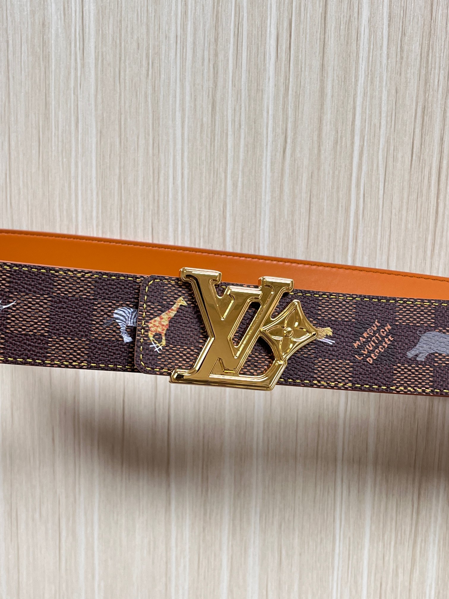 本款 LV Initiales 40 毫米双面腰带以电影叙事为灵感，气质颇具神秘魅力。Damier 格纹