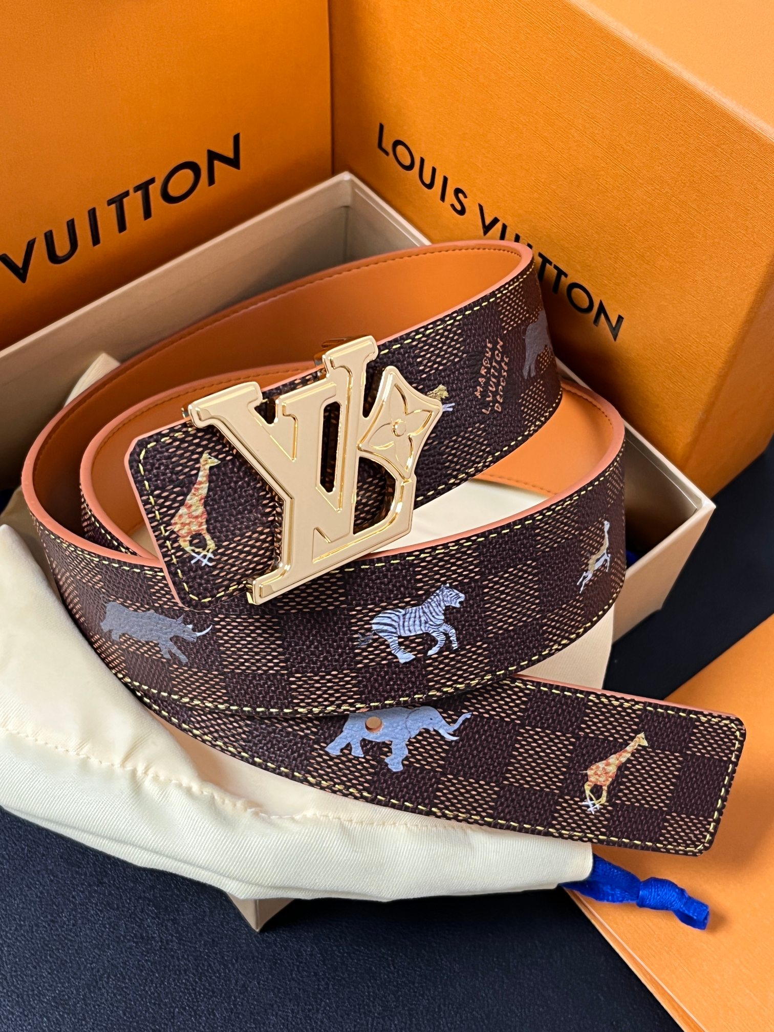 本款 LV Initiales 40 毫米双面腰带以电影叙事为灵感，气质颇具神秘魅力。Damier 格纹