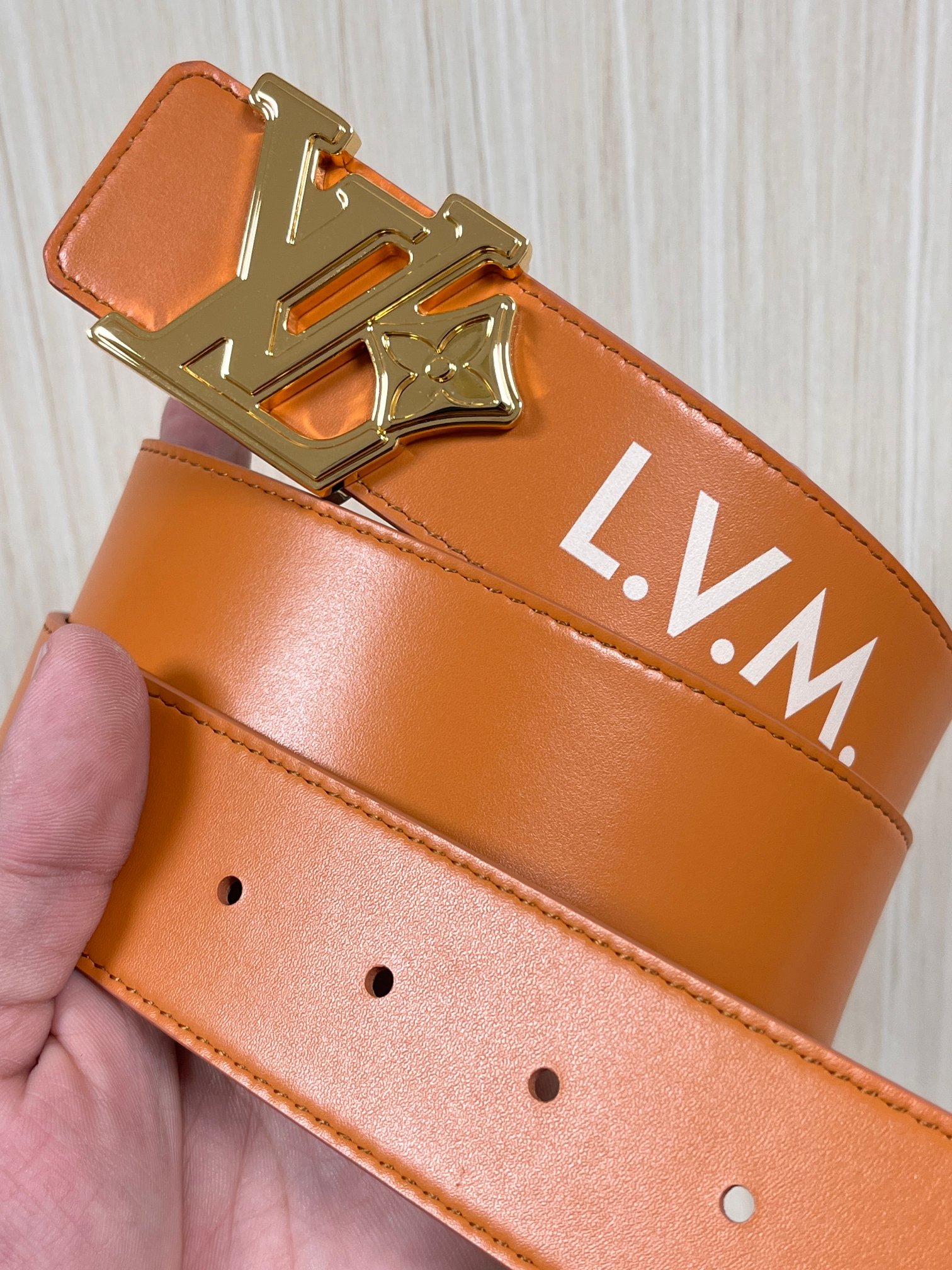 本款 LV Initiales 40 毫米双面腰带以电影叙事为灵感，气质颇具神秘魅力。Damier 格纹