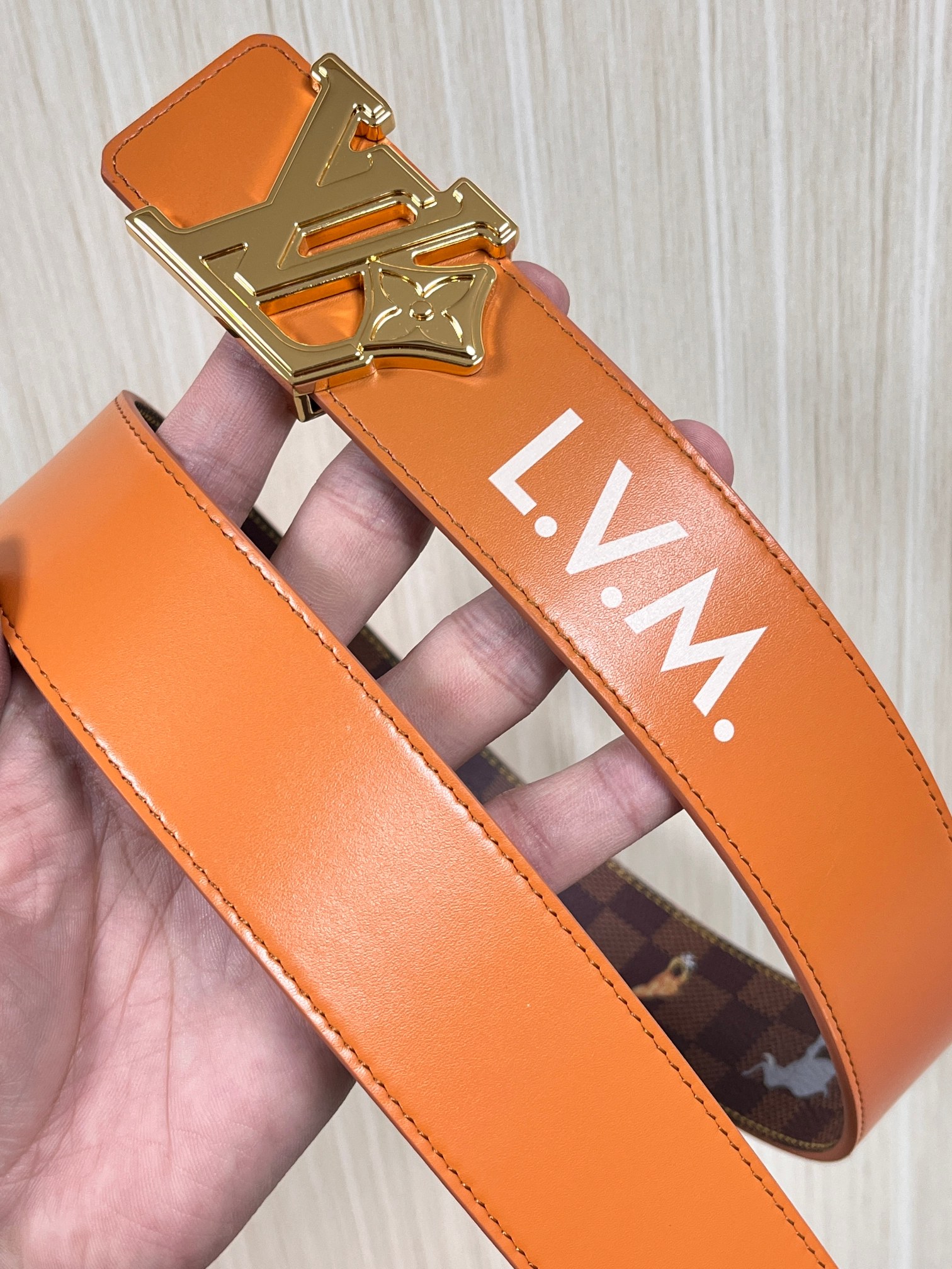 本款 LV Initiales 40 毫米双面腰带以电影叙事为灵感，气质颇具神秘魅力。Damier 格纹