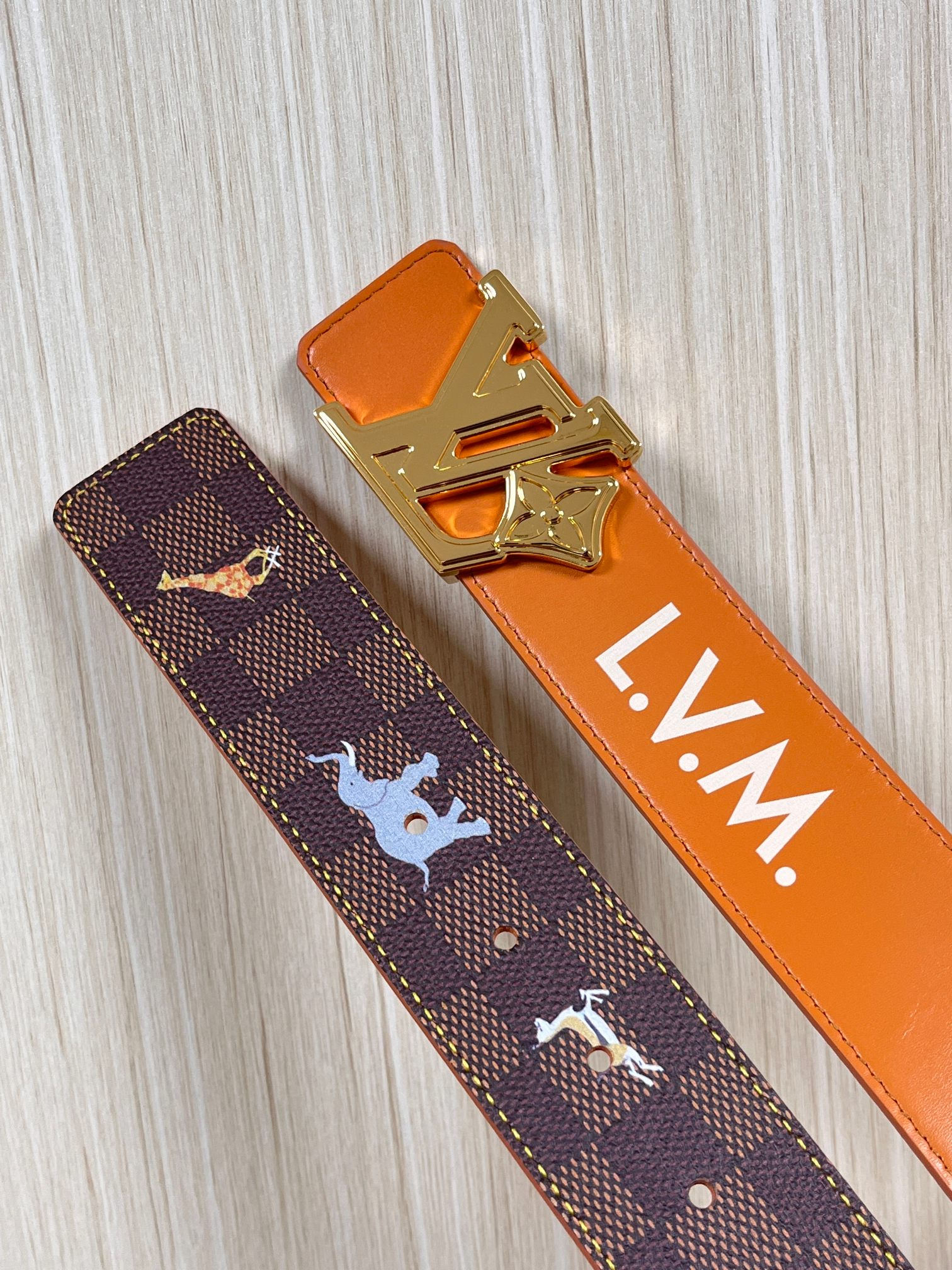 本款 LV Initiales 40 毫米双面腰带以电影叙事为灵感，气质颇具神秘魅力。Damier 格纹