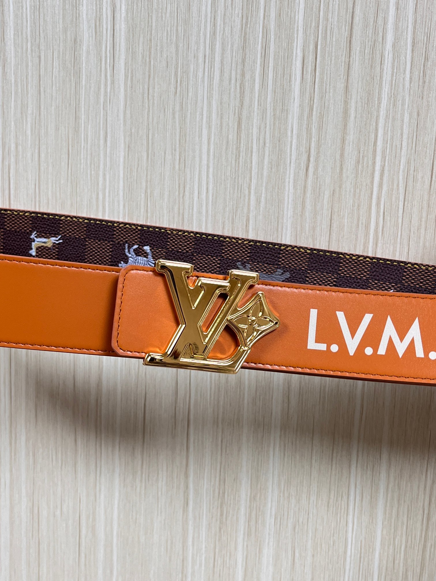 本款 LV Initiales 40 毫米双面腰带以电影叙事为灵感，气质颇具神秘魅力。Damier 格纹