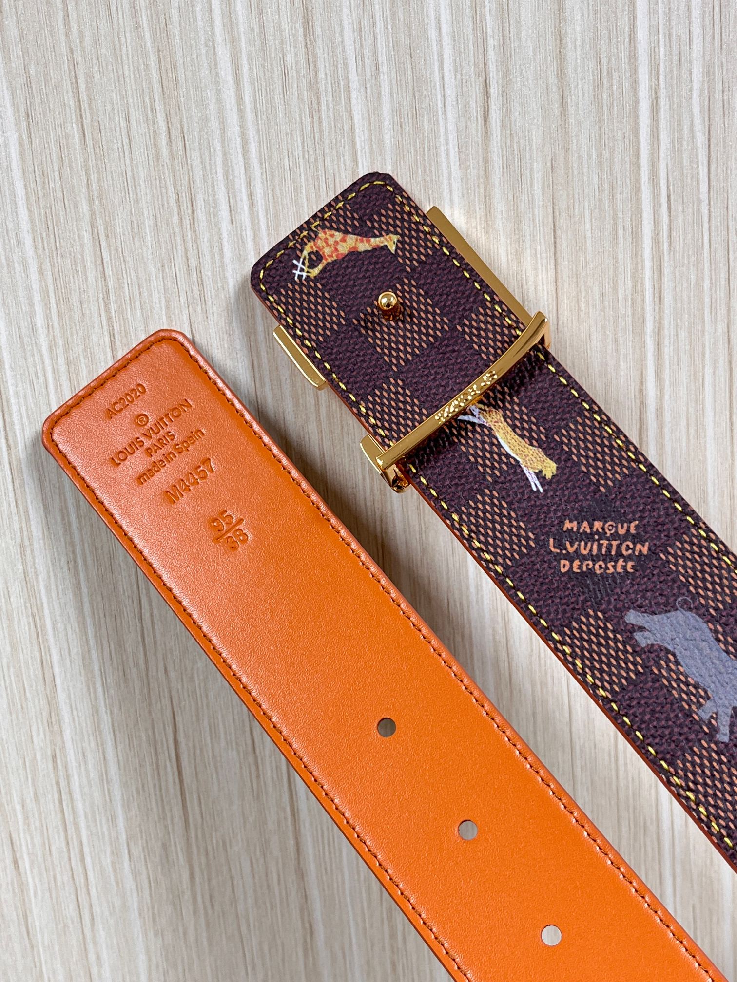 本款 LV Initiales 40 毫米双面腰带以电影叙事为灵感，气质颇具神秘魅力。Damier 格纹