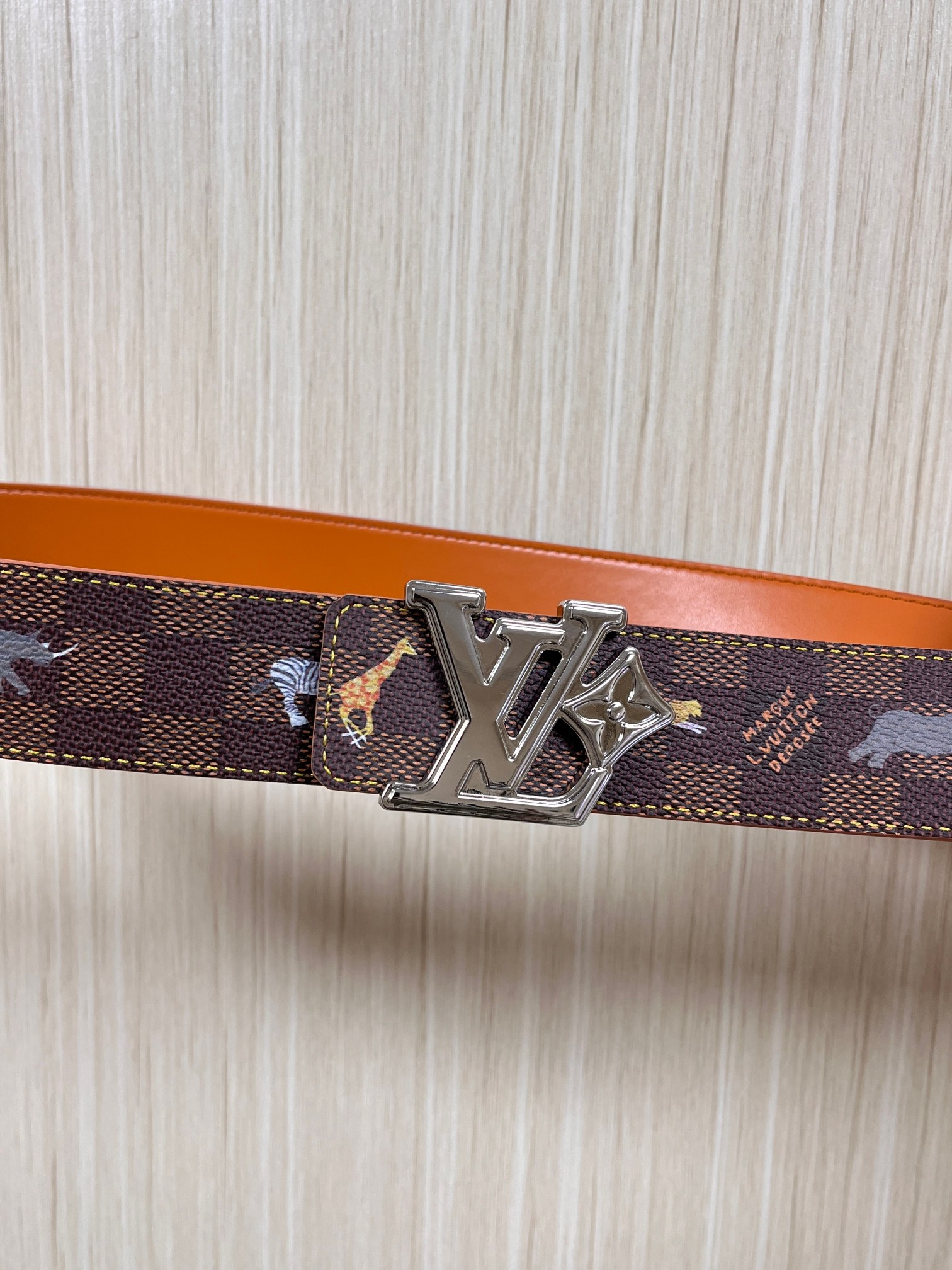 本款 LV Initiales 40 毫米双面腰带以电影叙事为灵感，气质颇具神秘魅力。Damier 格纹